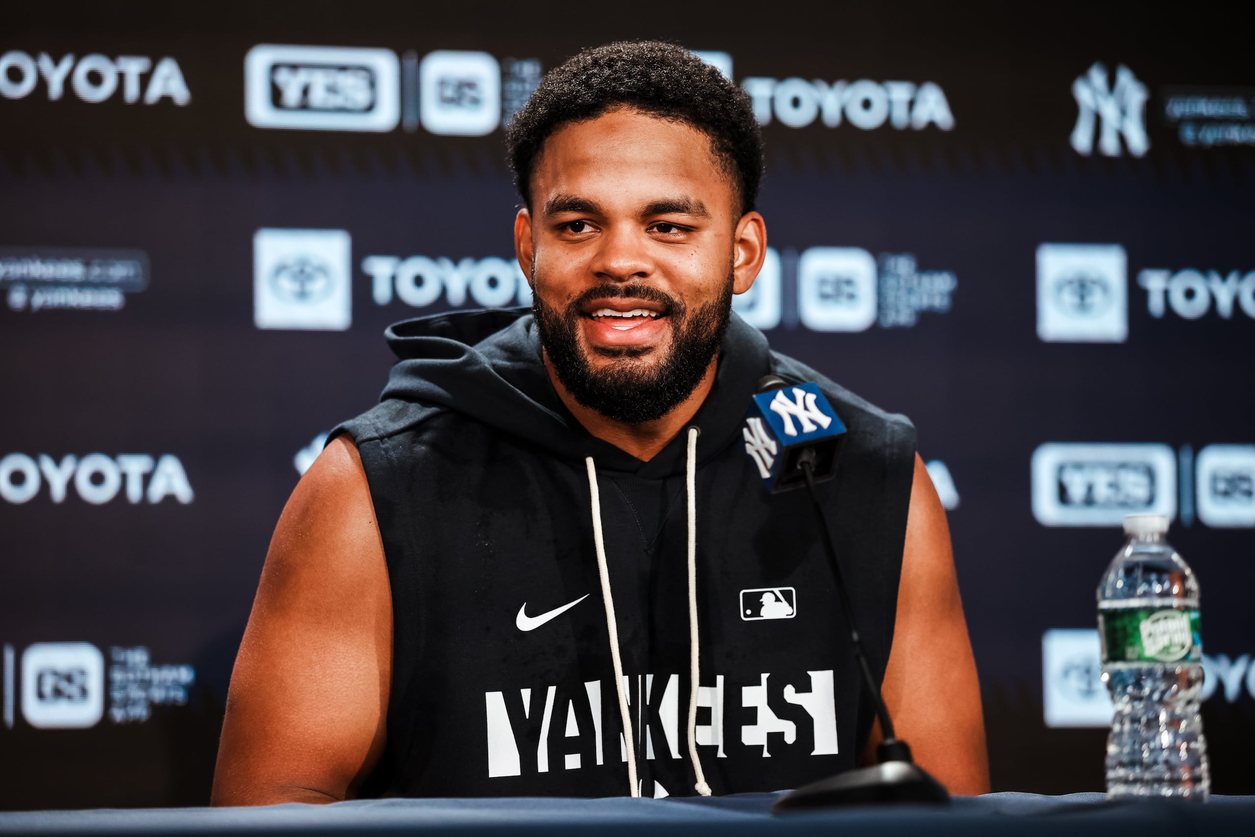 Heliot Ramos en una conferencia en la que fue presentado como nuevo pelotero de los Yankees de Nueva York.