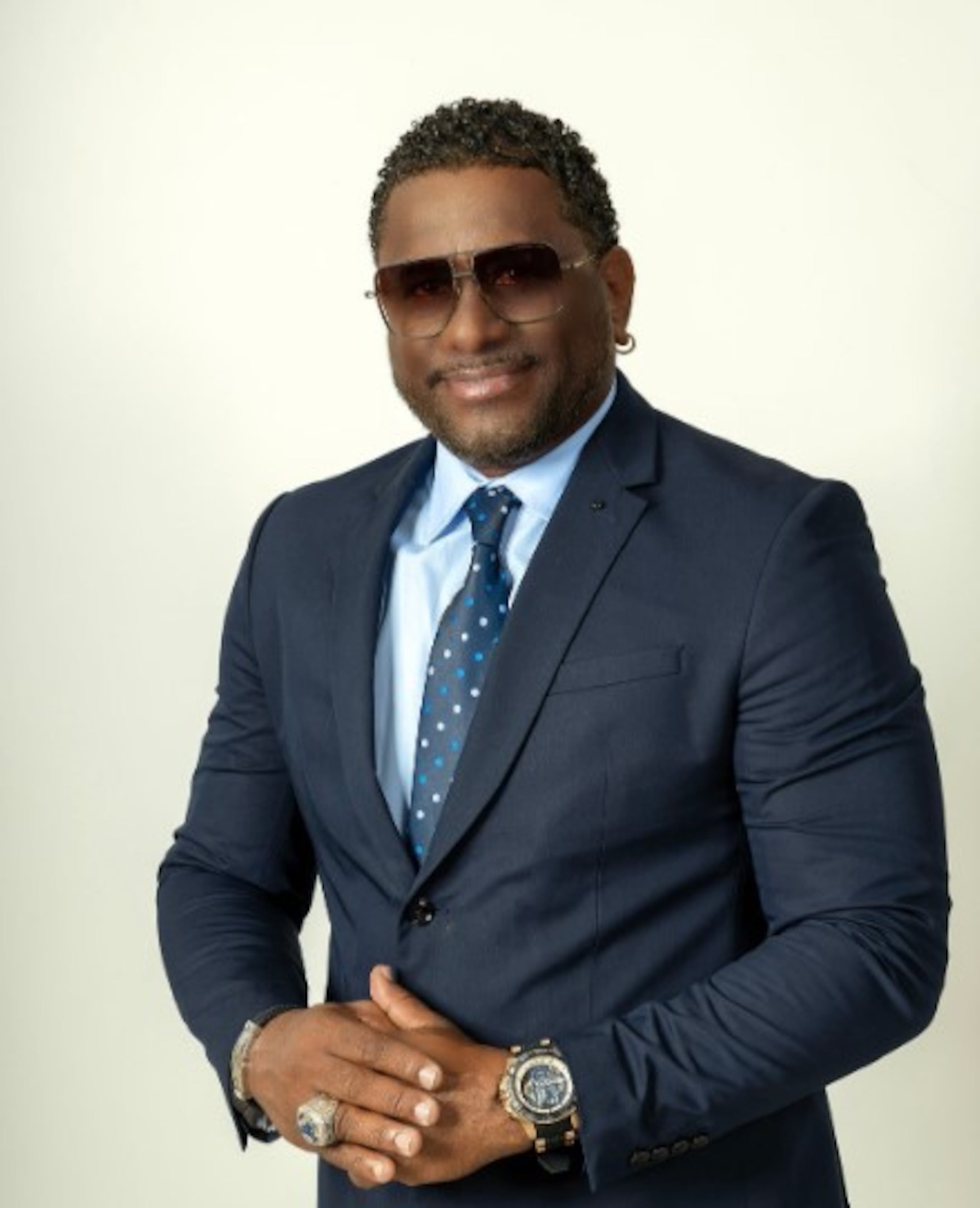 Siete de los 10 temas del álbum son de la autoría de Moncho Rivera.