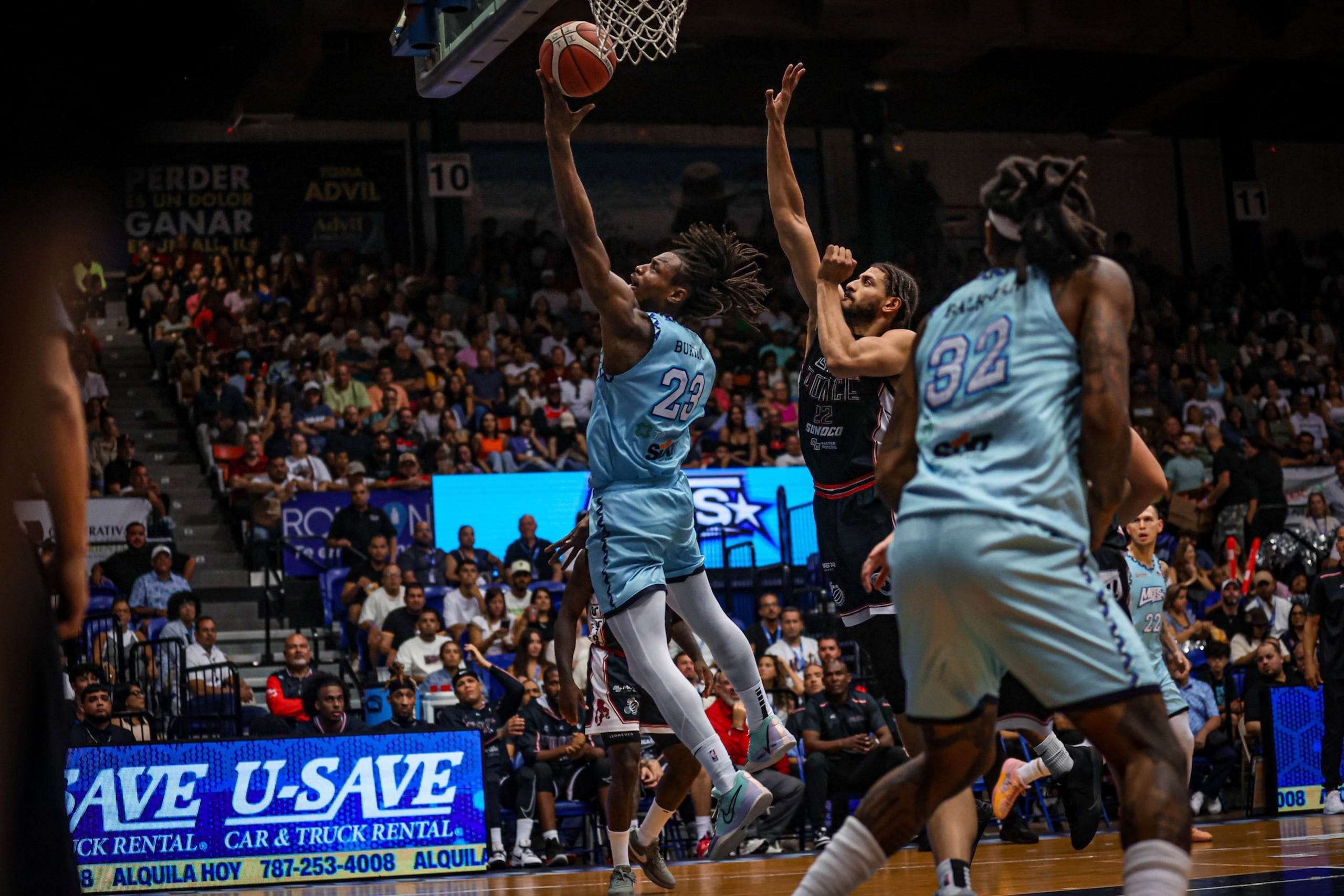 Deonte Burton anota un canasto contra los Leones de Ponce en su regreso a las filas de los Mets de Guaynabo.
