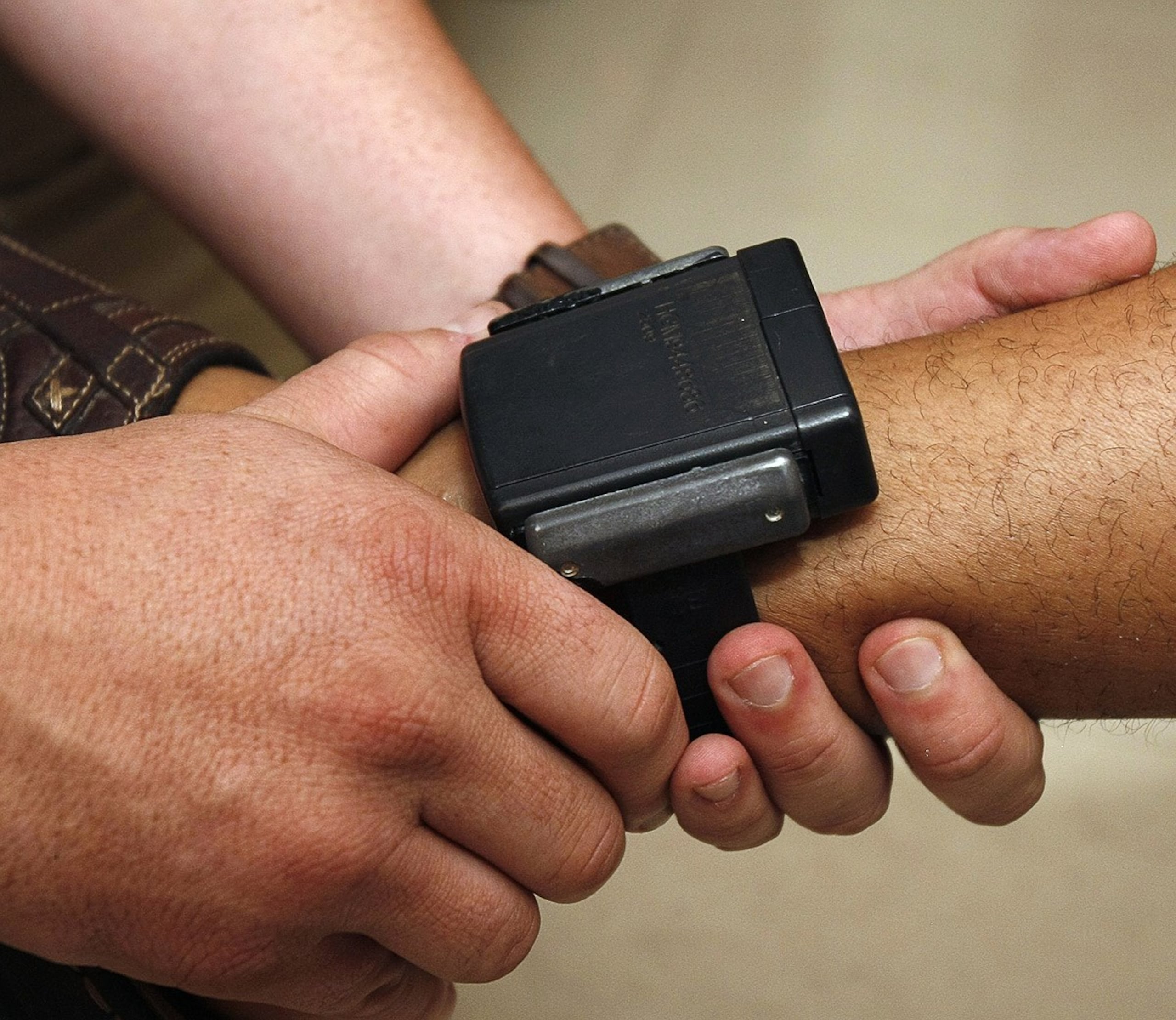 El sospechoso quien labora como alguacil en el Tribunal de Bayamón, pagó la fianza y será sometido a supervisión electrónica. (GFR Media)