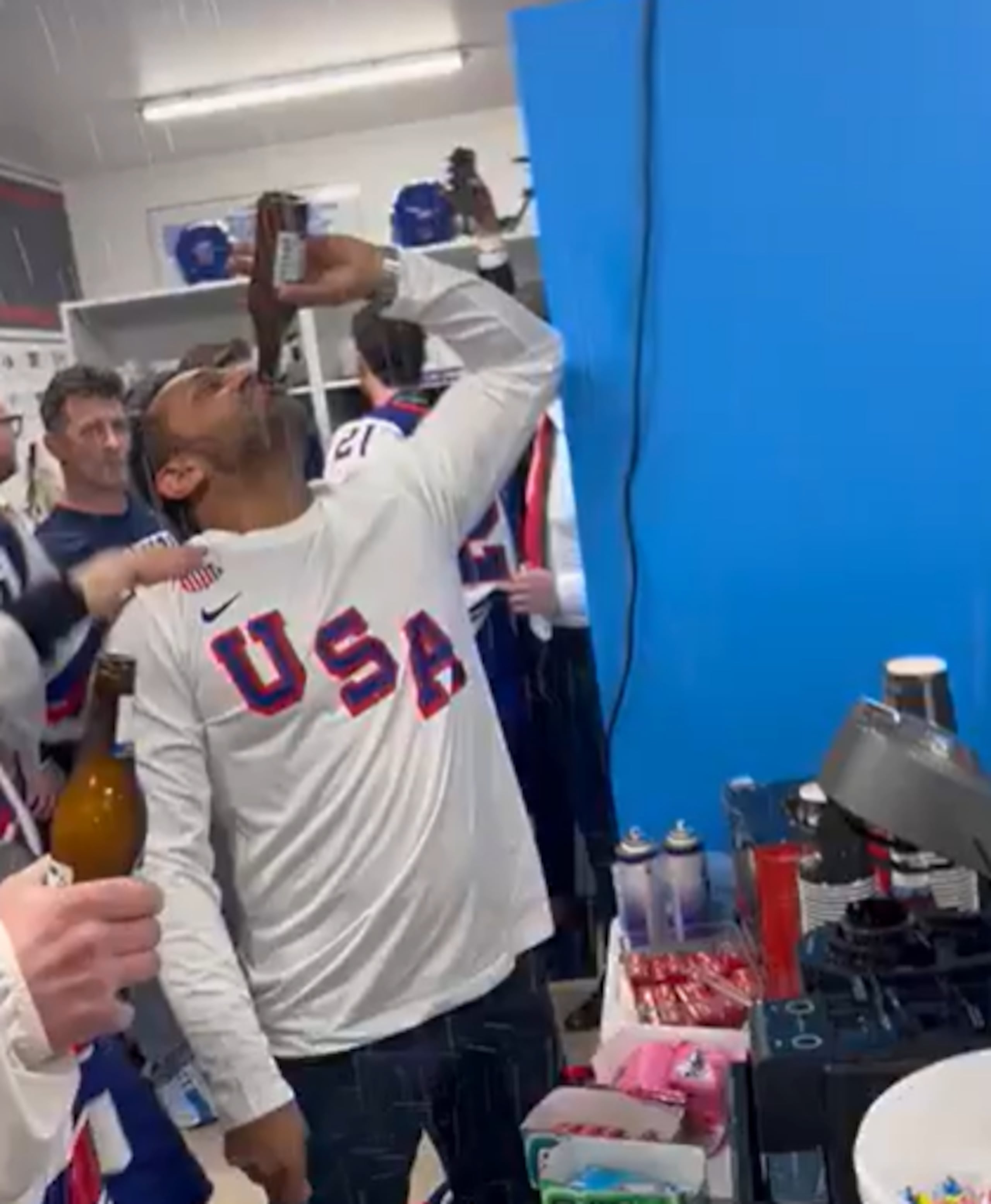 Kash Patel estaba vestido con la camiseta de Estados Unidos, bebiendo lo que parece ser cerveza mientras gritaba y celebraba eufórico con los deportistas, a los que bañó con alcohol.