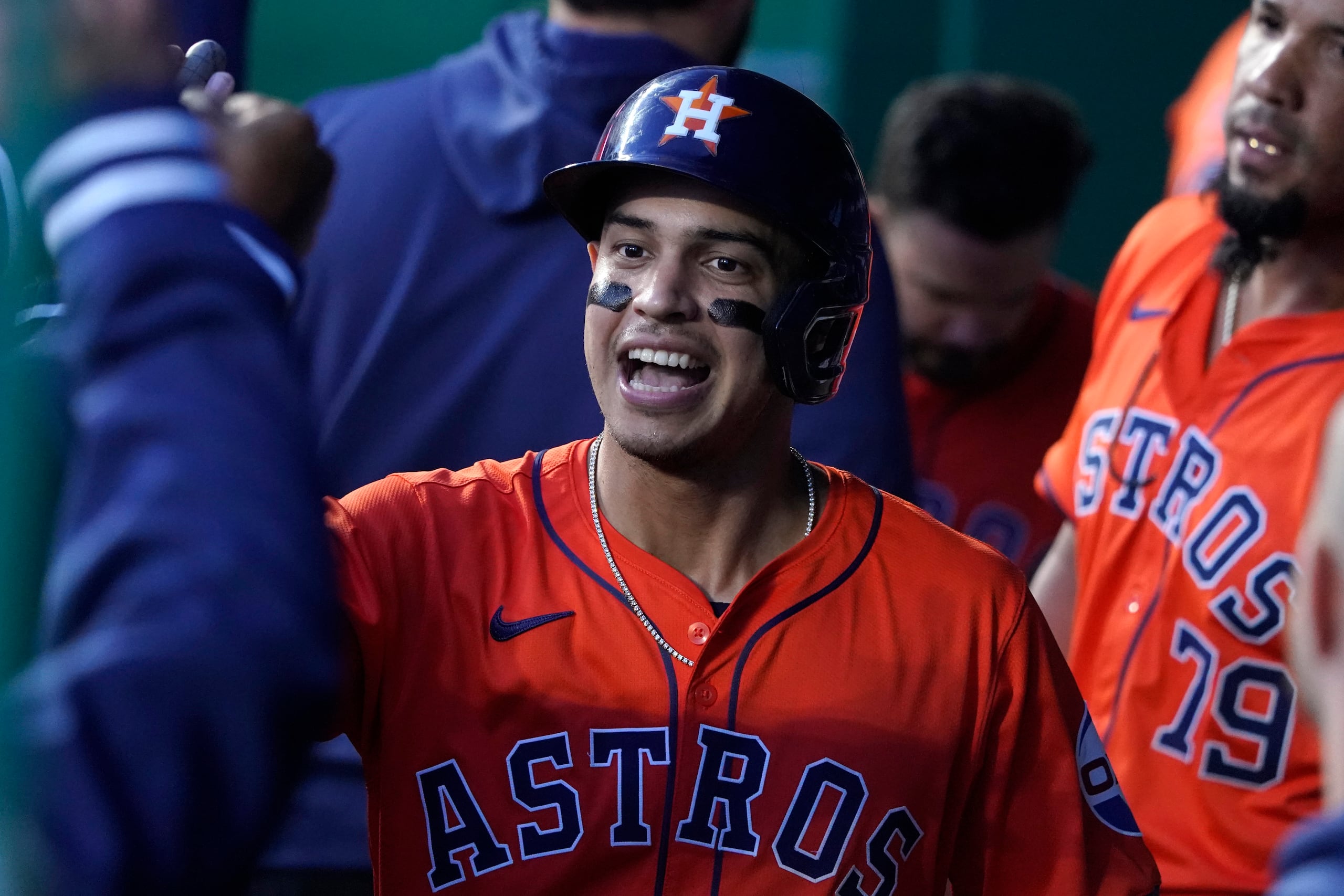 Mauricio Dubón es uno de los muchos jugadores latinos que brillan en los Astros.