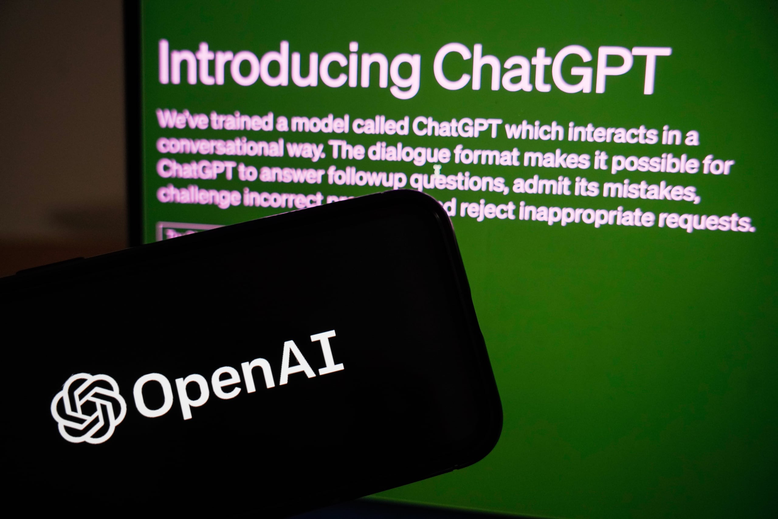 La FTC también exigió información sobre como OpenAI está trabajando para evitar las "alucinaciones", problema que se da cuando las respuestas del chatbot están bien estructuradas pero son completamente incorrectas.