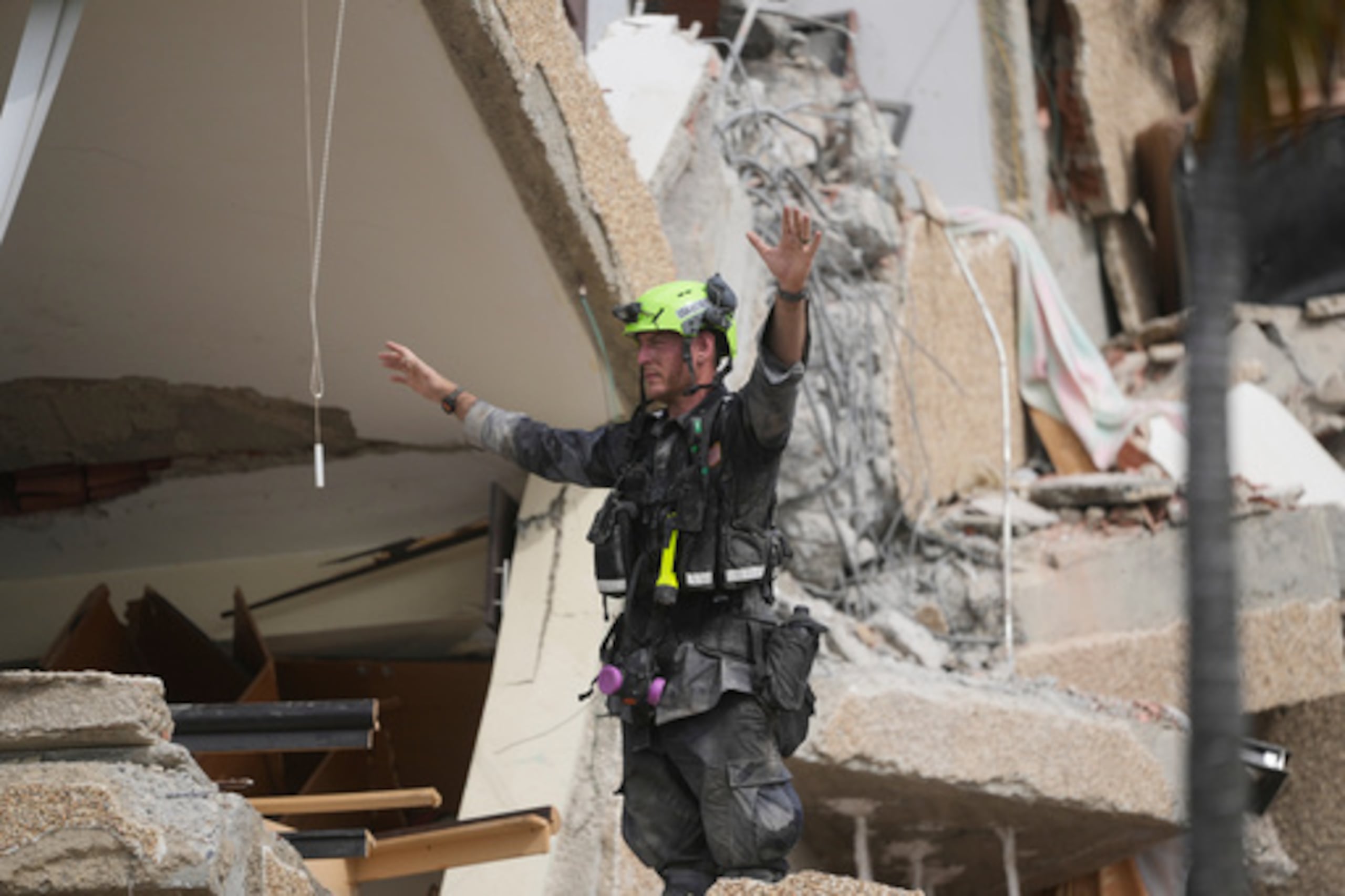 Un miembro de un equipo de búsqueda y rescate estadounidense evalúa el acceso a un edificio dañado por el terremoto en Catia La Mar, Venezuela, el domingo 28 de junio de 2026. (Foto AP/Fernando Vergara)
