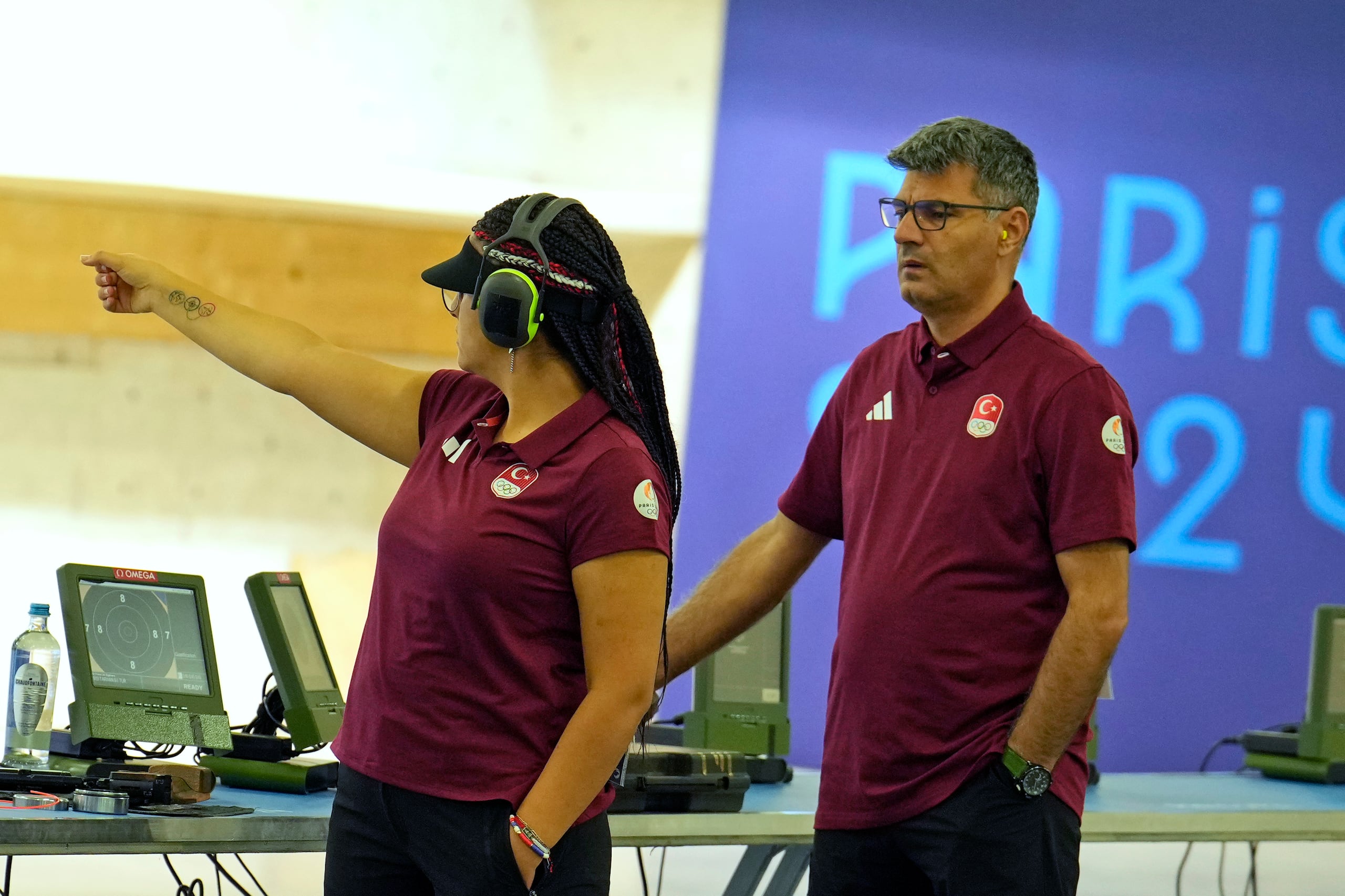 Dikec y Sevval Ilayda Tarhan conquistaron la medalla de plata en la prueba mixta de pistola de aire de 10 metros el martes. Fue la primera medalla olímpica de Turquía en tiro.