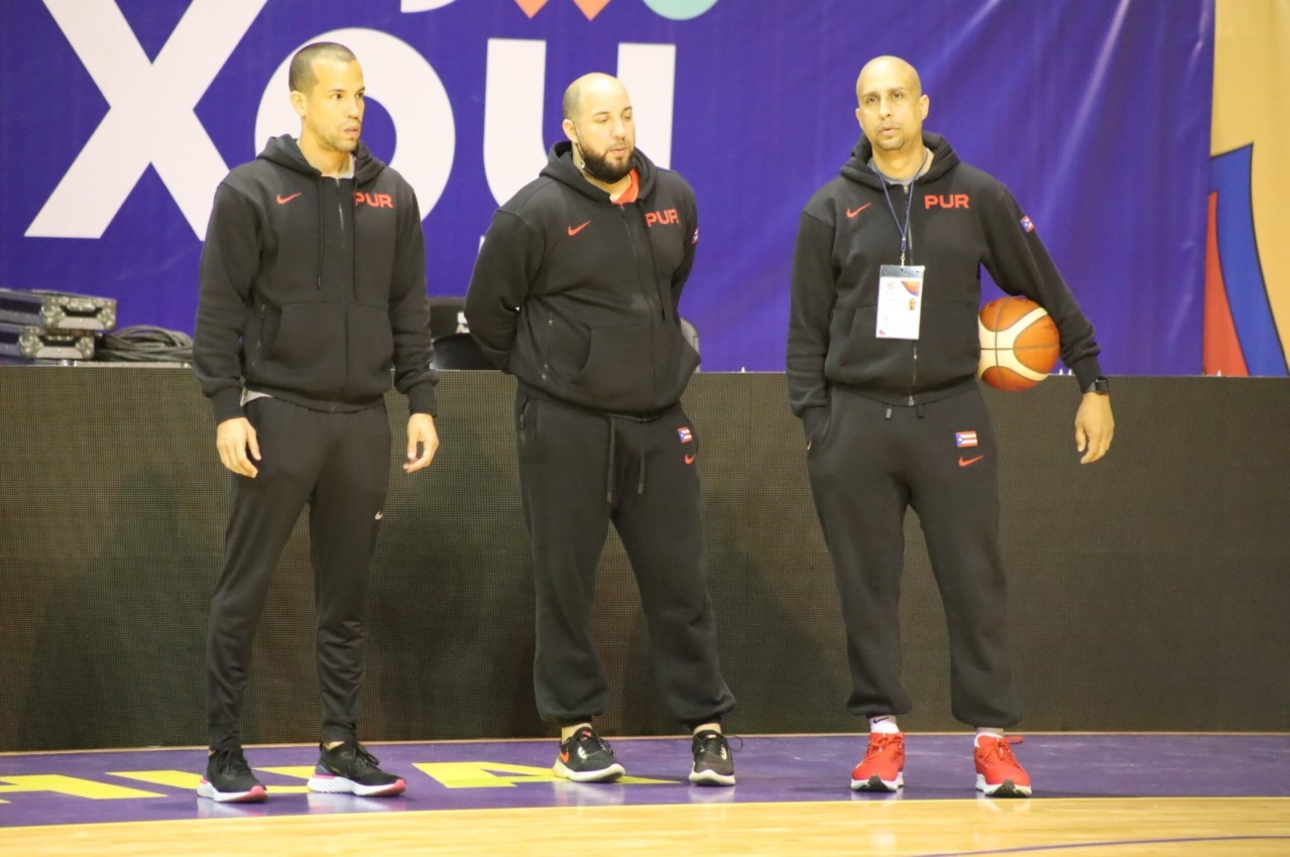 Nelson Colón, dirigente de Puerto Rico (derecha), junto a sus asistentes técnicos Carlos González (centro) y Rafael "Pachy" Cruz. Los tres pudieran no estar disponibles para dirigir al seleccionado en San Salvador si sus equipos avanzan a la segunda ronda de los playoffs en el BSN.