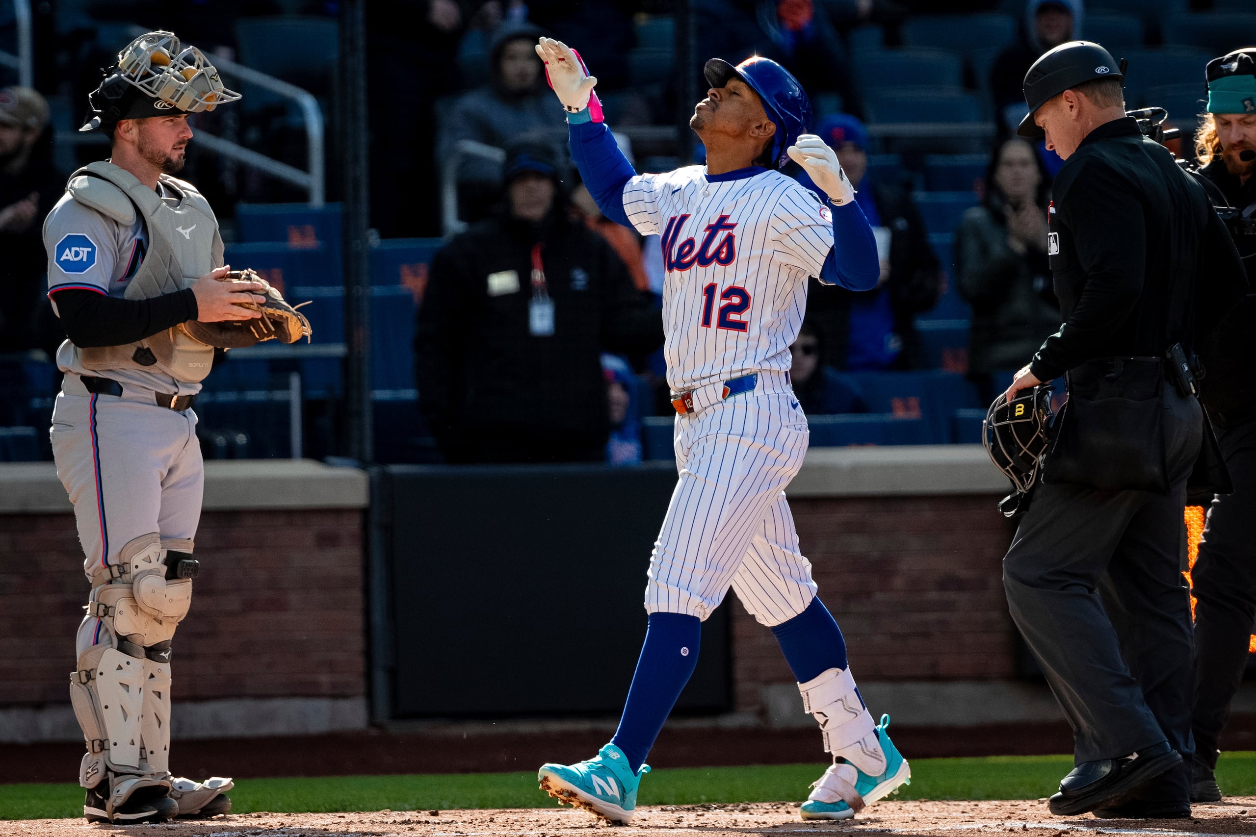 Francisco Lindor celebrar al llegar al plato luego de pegar su primer cuadrangular de la temporada.