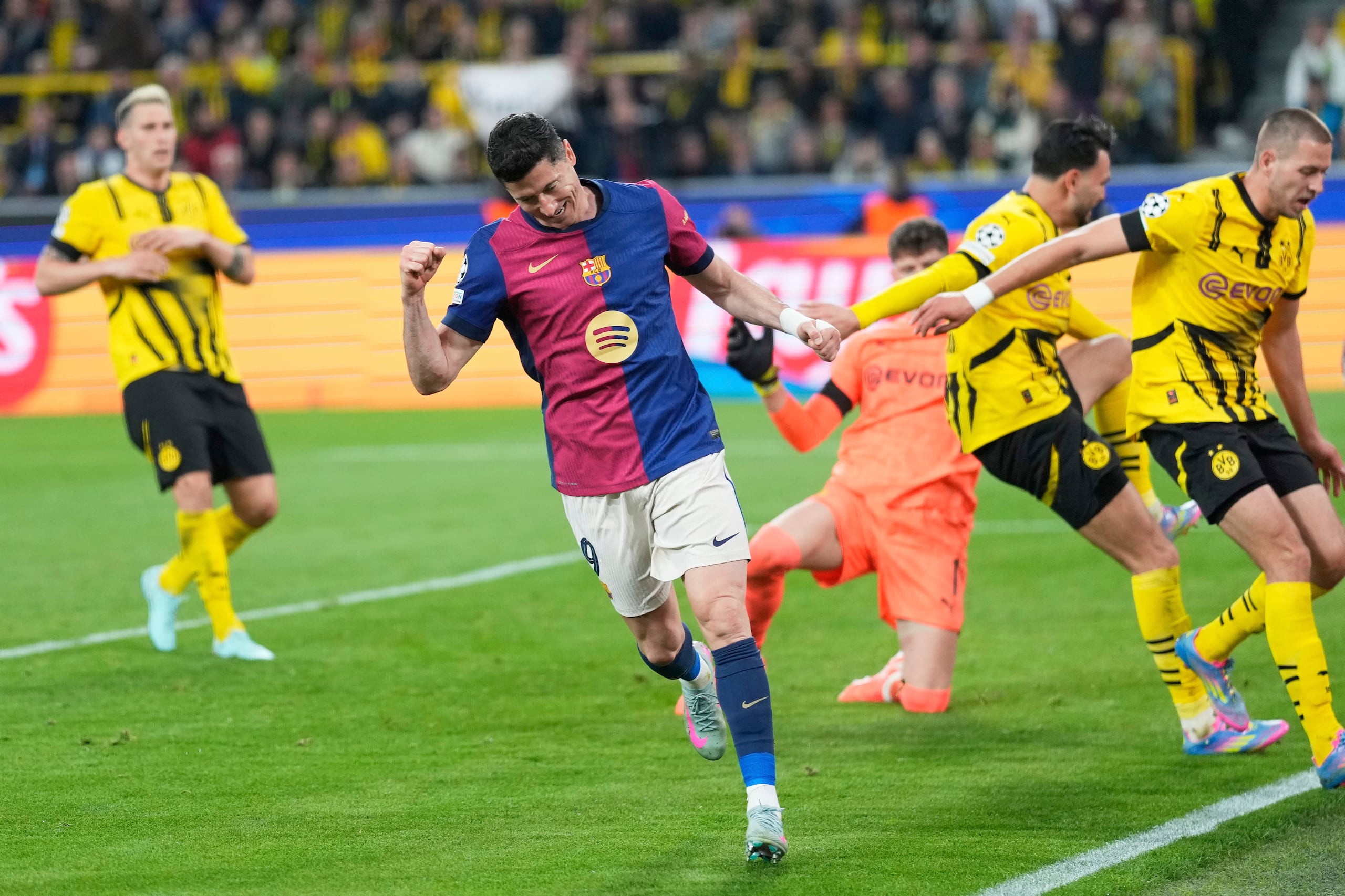 Robert Lewandowski del Barcelona celebra tras forzar un autogol de Ramy Bensebaini en el encuentro de vuelta de los cuartos de final de la Liga de Campeones ante el Borussia Dortmund.