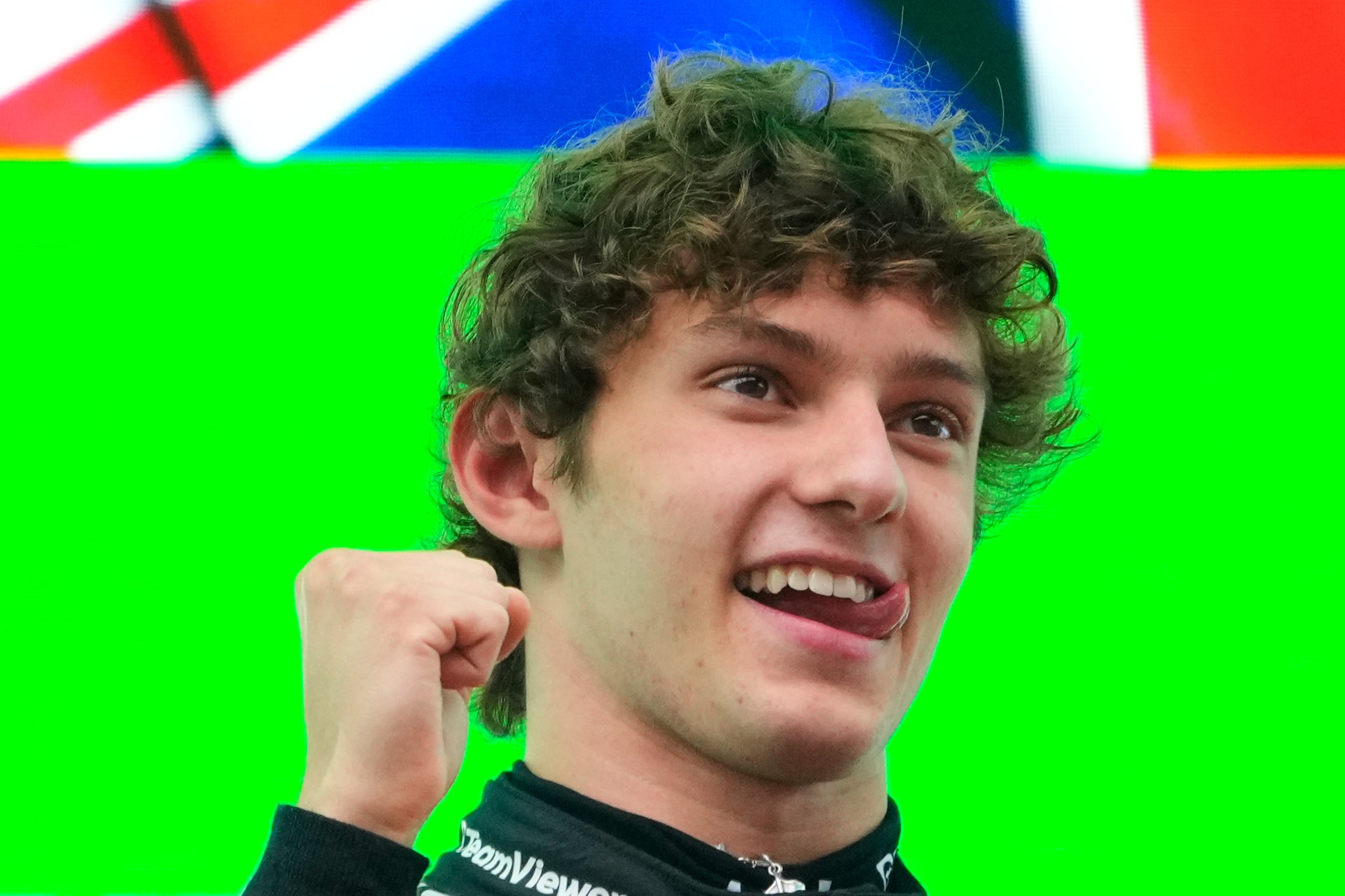 El piloto de Mercedes Kimi Antonelli celebra en el podio tras ganar el Gran Premio de China de la Fórmula 1, el domingo 15 de marzo de 2026. (AP Foto/Vincent Thian)