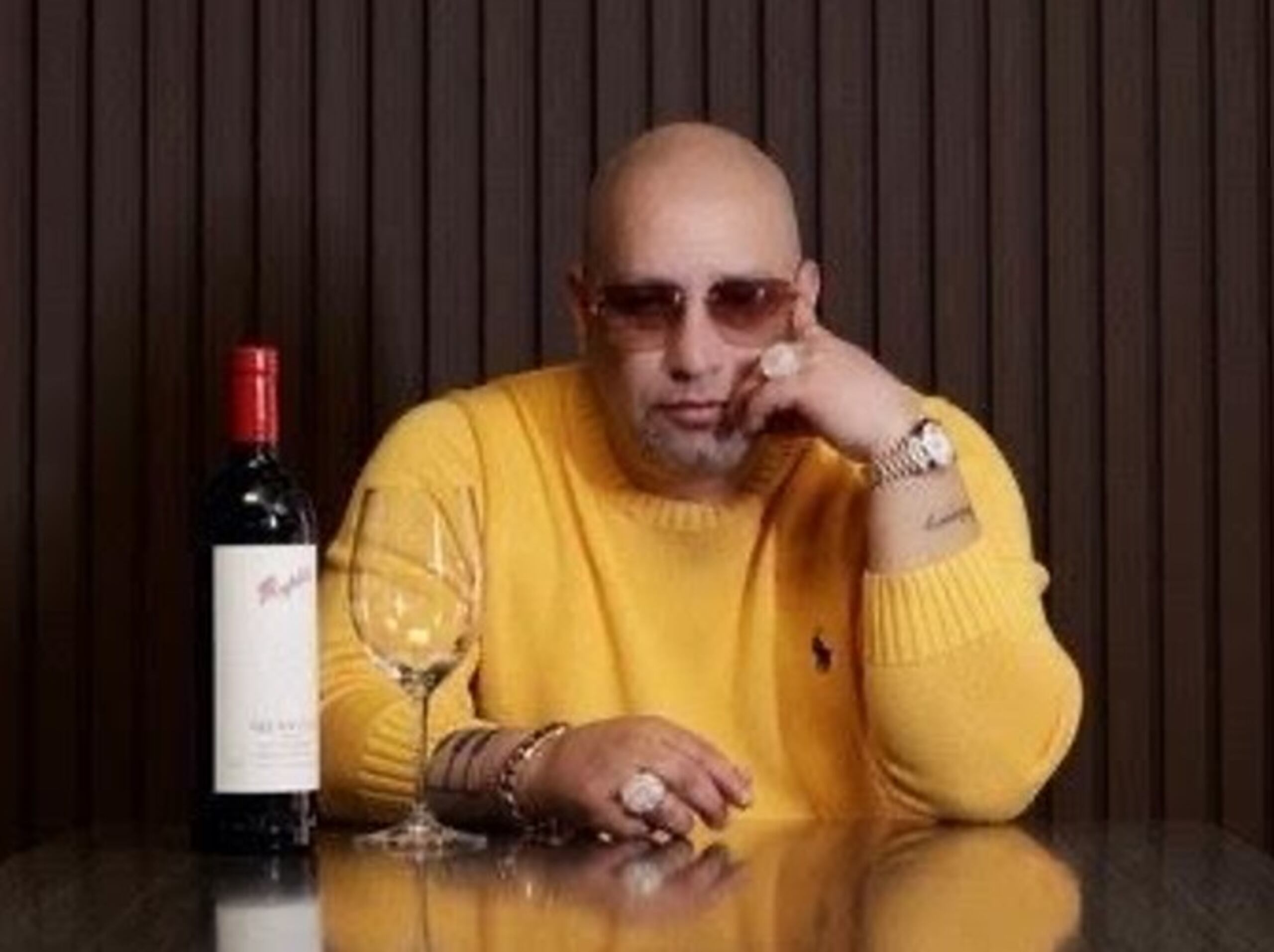 Roberto Martínez, conocido a nivel artístico como Revol, es propietario de Barseto, localizado en San Juan.