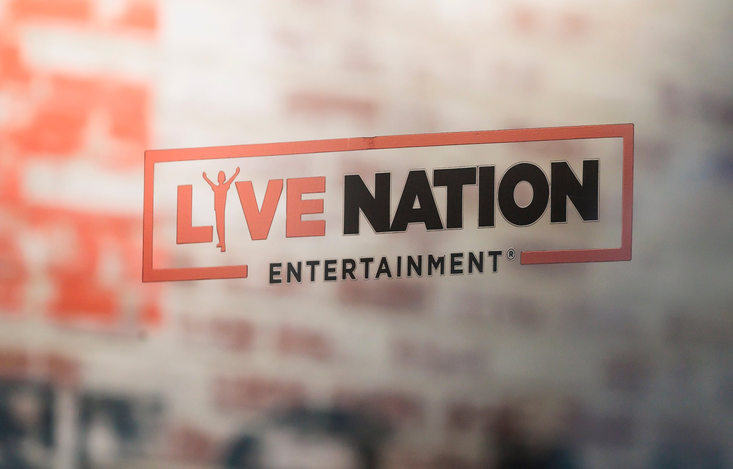 Live Nation Entertainment es propietaria de cientos de recintos, los opera, controla la contratación de artistas en esos lugares o tiene una participación accionaria ahí.