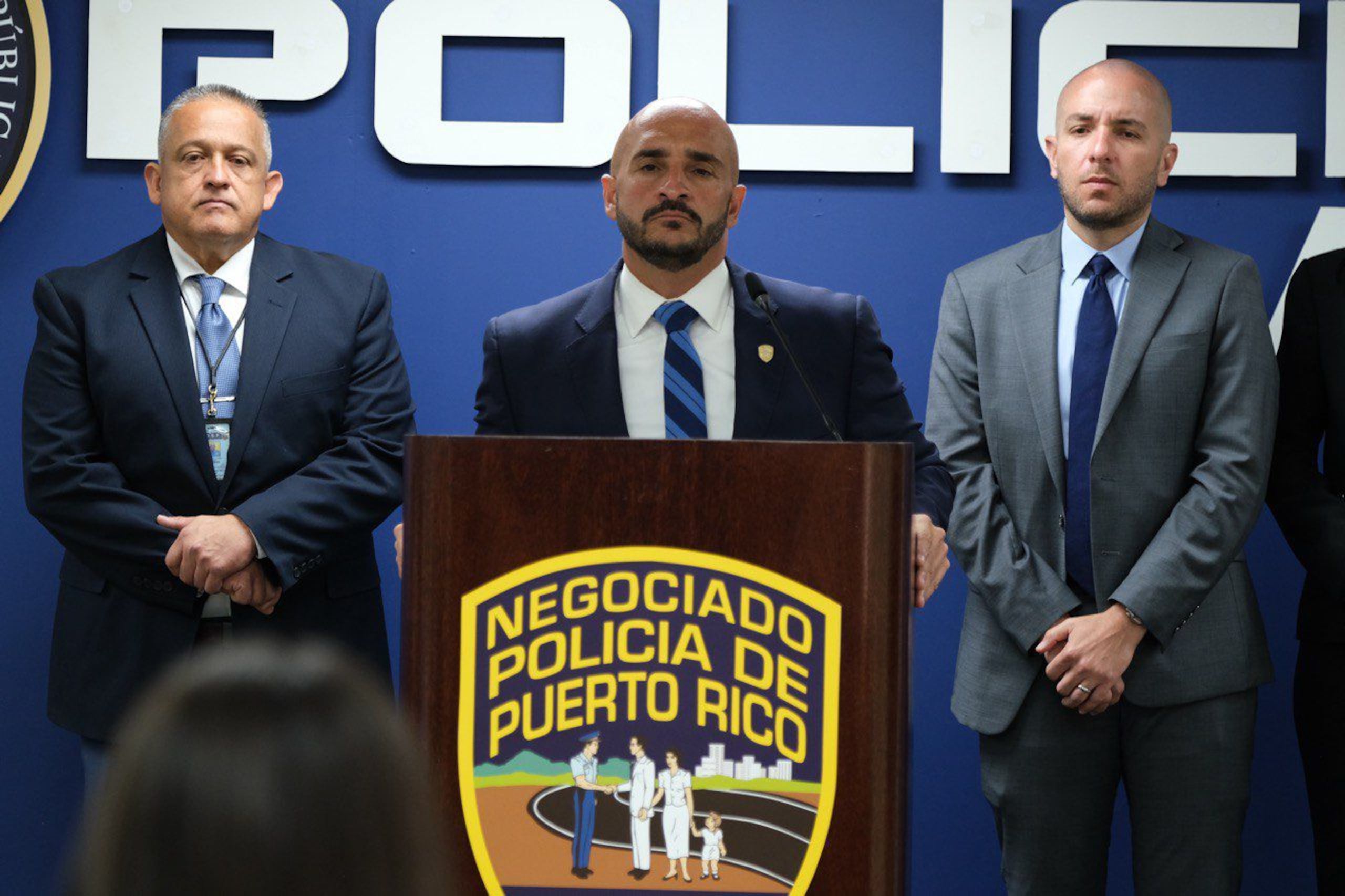 El comisionado de la Policía, Joseph González, indicó que, de los 12 acusados, cinco fueron arrestados, tres excarcelados, uno extraditado desde una prisión federal y dos fugitivos que fueron capturados.