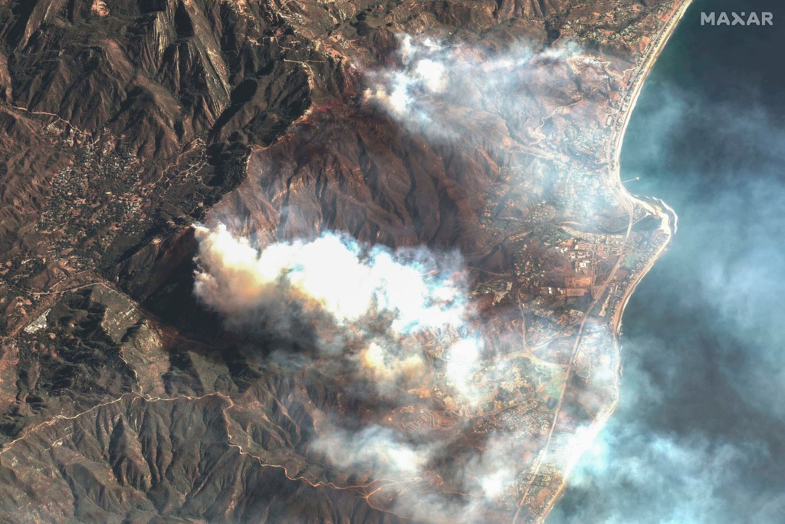 Esta imagen satelital proporcionada por Maxar Technologies muestra humo elevándose del incendio Franklin en Malibú, California, el 10 de diciembre de 2024.