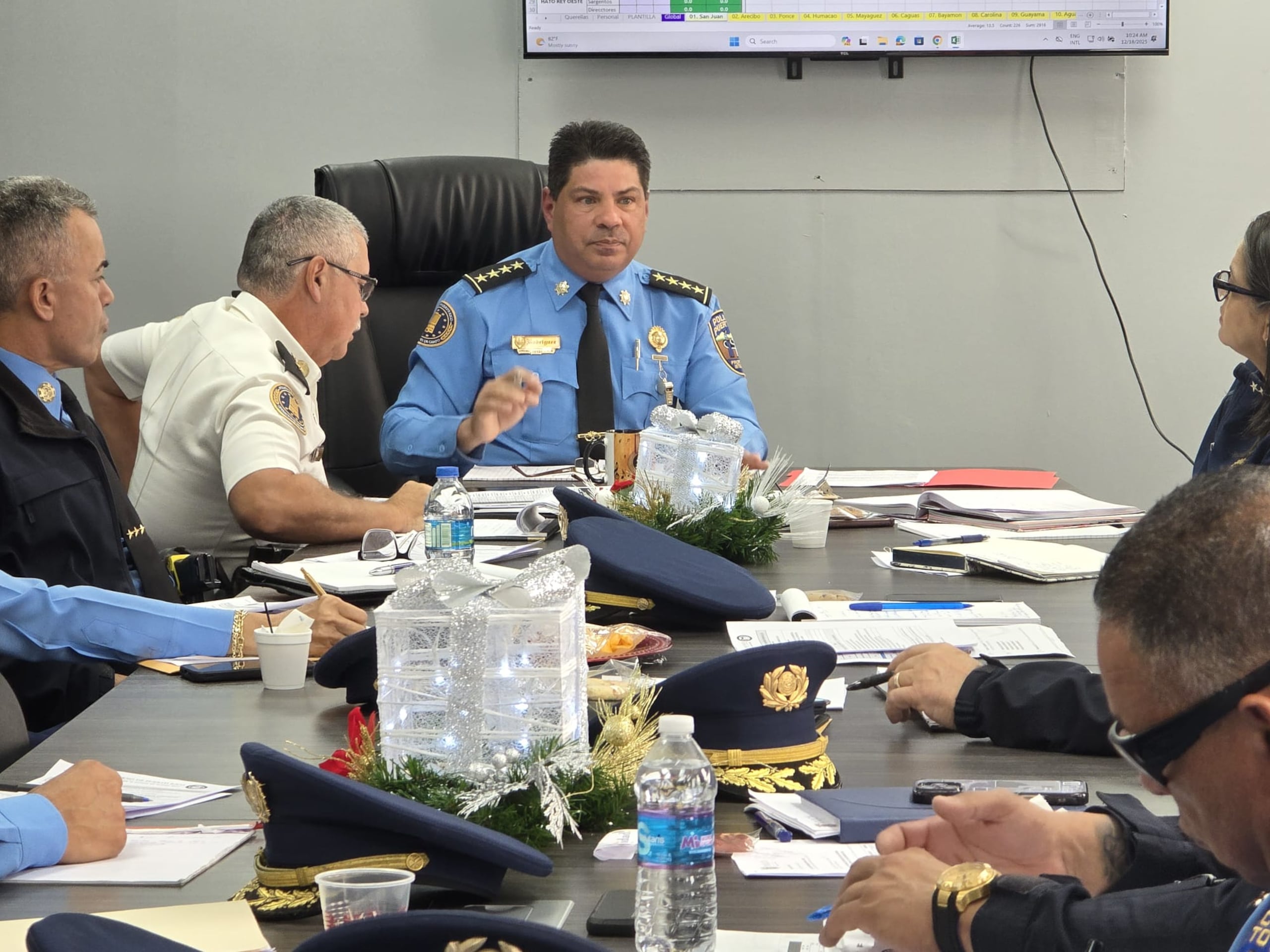 El superintendente auxiliar en Operaciones de Campo, coronel José Rodríguez durante una reunión con los comandantes de distrito.