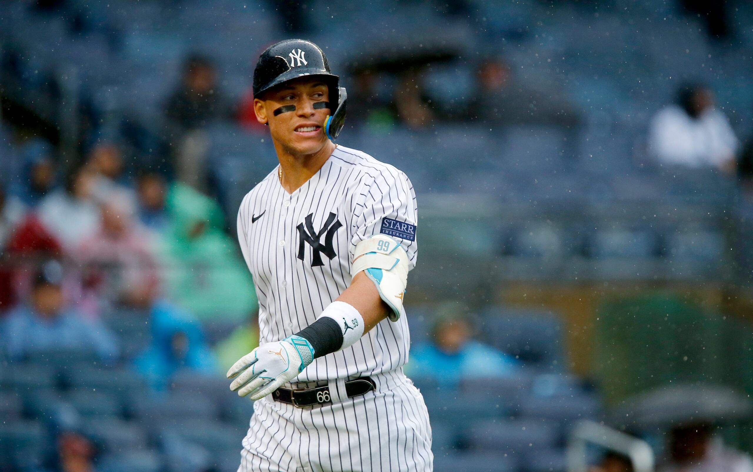 Aaron Judge, bateador designado de los Yanquis de Nueva York, camina de regreso a la caseta del equipo después de haber sido ponchado al final de la quinta entrada, durante la quinta entrada del juego de béisbol en contra de los Diamondbacks de Arizona. (AP Foto/John Munson)