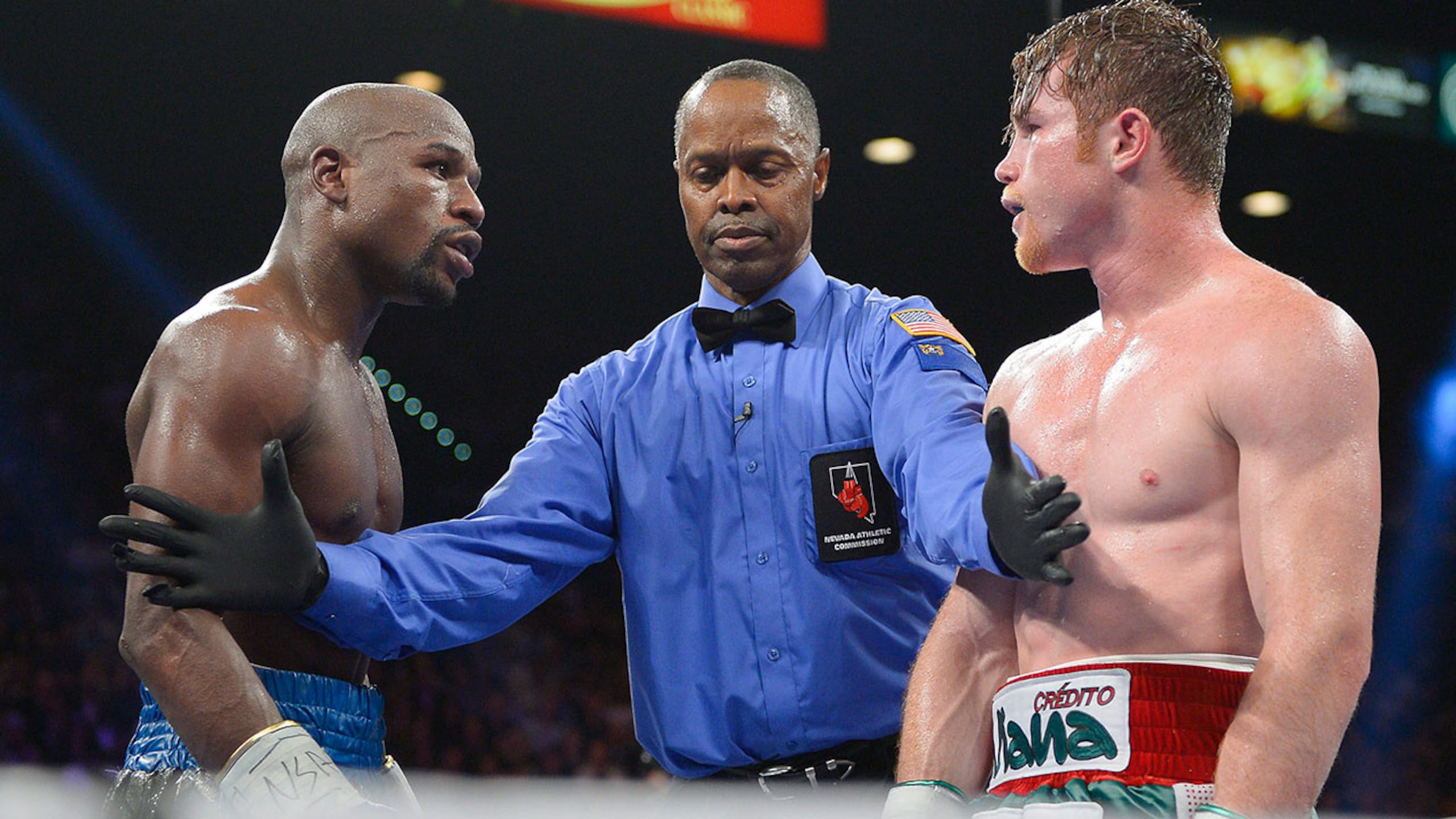 El referí Kenny Baylees durante el combate entre Floyd Mayweather y Saúl "Canelo" Álvarez.