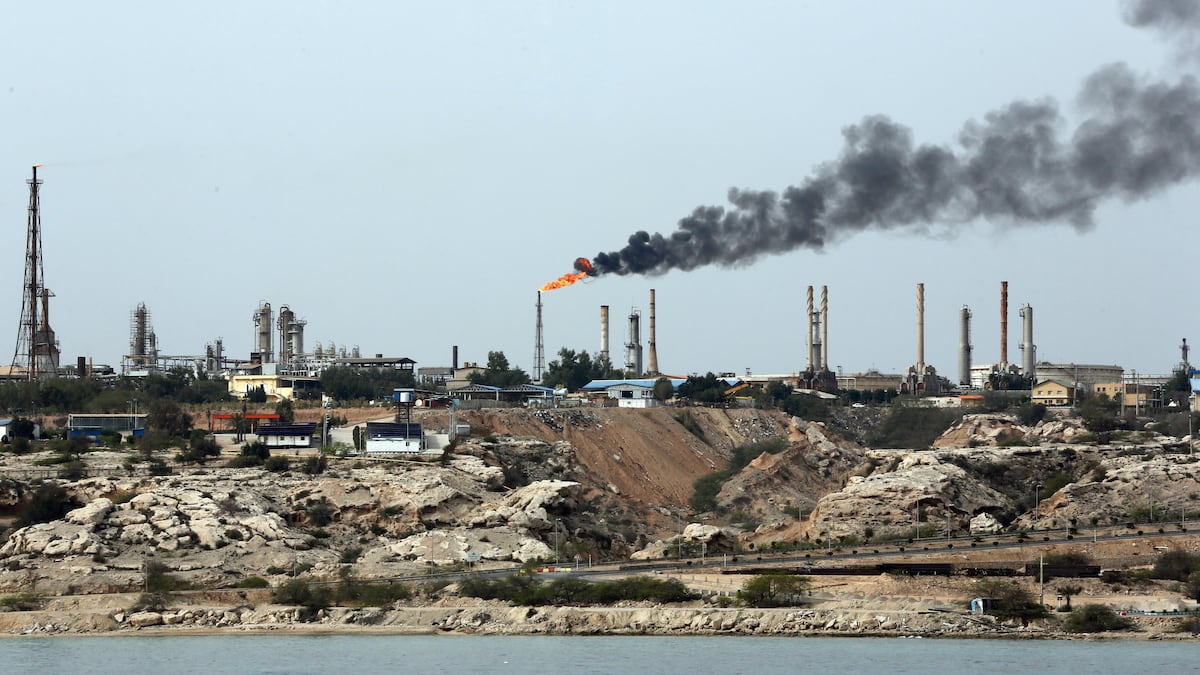 Estados Unidos ataca isla estratégica de Irán y agrava la crisis en la región - Primera Hora
