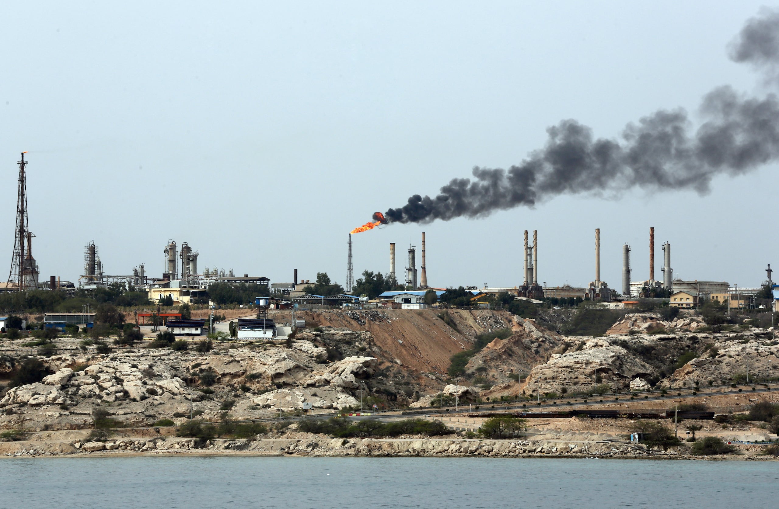 KARG, 14/03/2026.- Imagen de archivo de la isla de Karg. El Ejército iraní aseguró este sábado que destruirá "toda la infraestructura petrolera, económica y energética relacionada con Estados Unidos" en Oriente Medio si se produce una agresión contra sus propias instalaciones energéticas, después del ataque estadounidense contra la isla iraní de Kharg, corazón de la industria petrolera de la República Islámica. EFE/ Abedin Taherkenareh