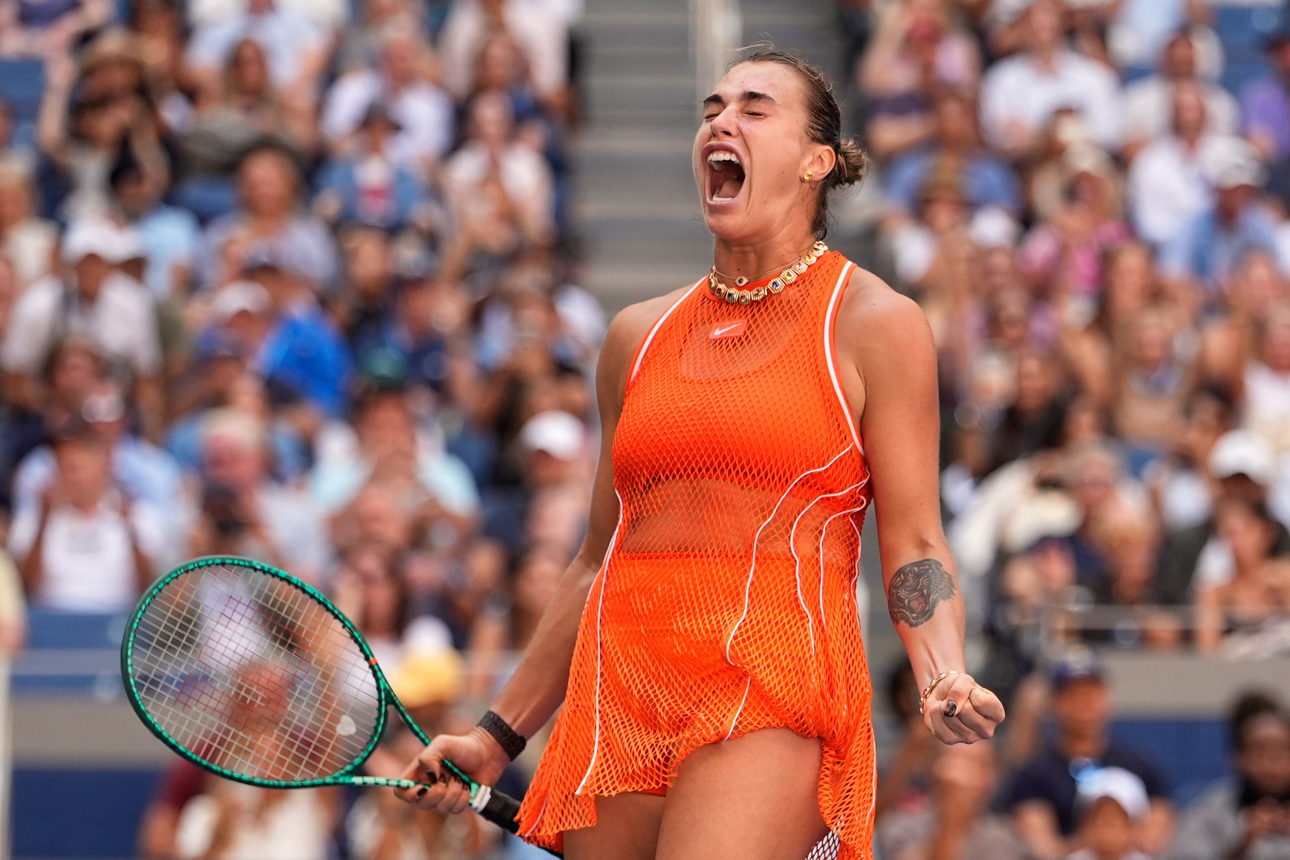 Aryna Sabalenka celebra tras vencer a Linda Noskova en los cuartos de final del US Open, el martes 8 de septiembre de 2026, en Nueva York. (AP Foto/Seth Wenig)