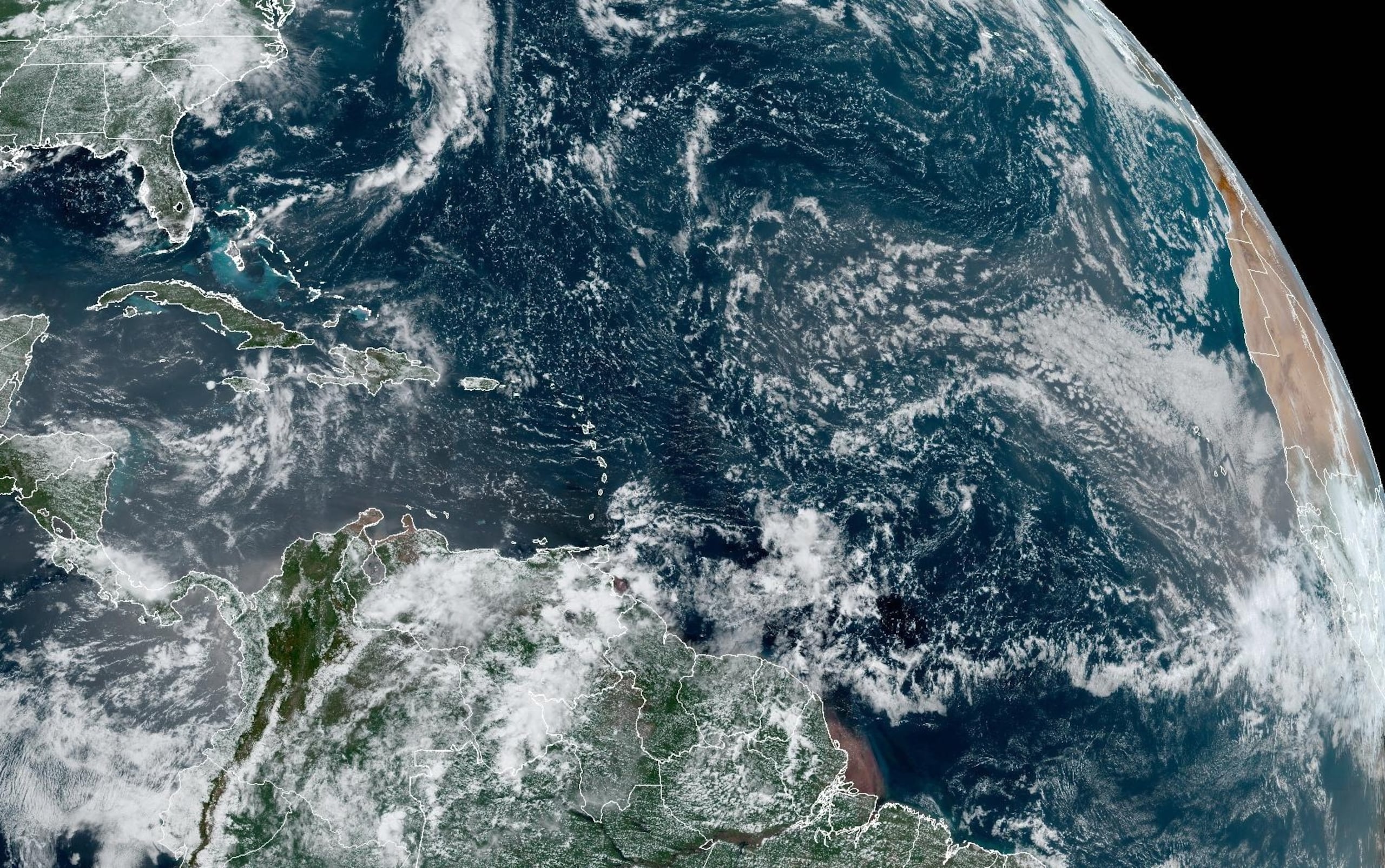 A las 2:00 de la tarde de hoy, la onda tropical no poseía probabilidad de desarrollo ciclónico en las próximas 48 horas, esto en parte por la presencia de polvo del desierto del Sahara en el océano Atlántico.