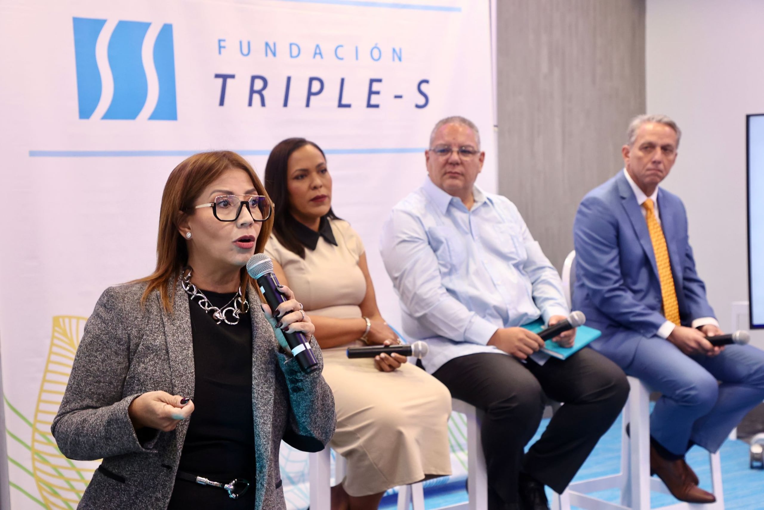 Lydia Figueroa, de la Fundación Triple S, junto a varios funcionarios.