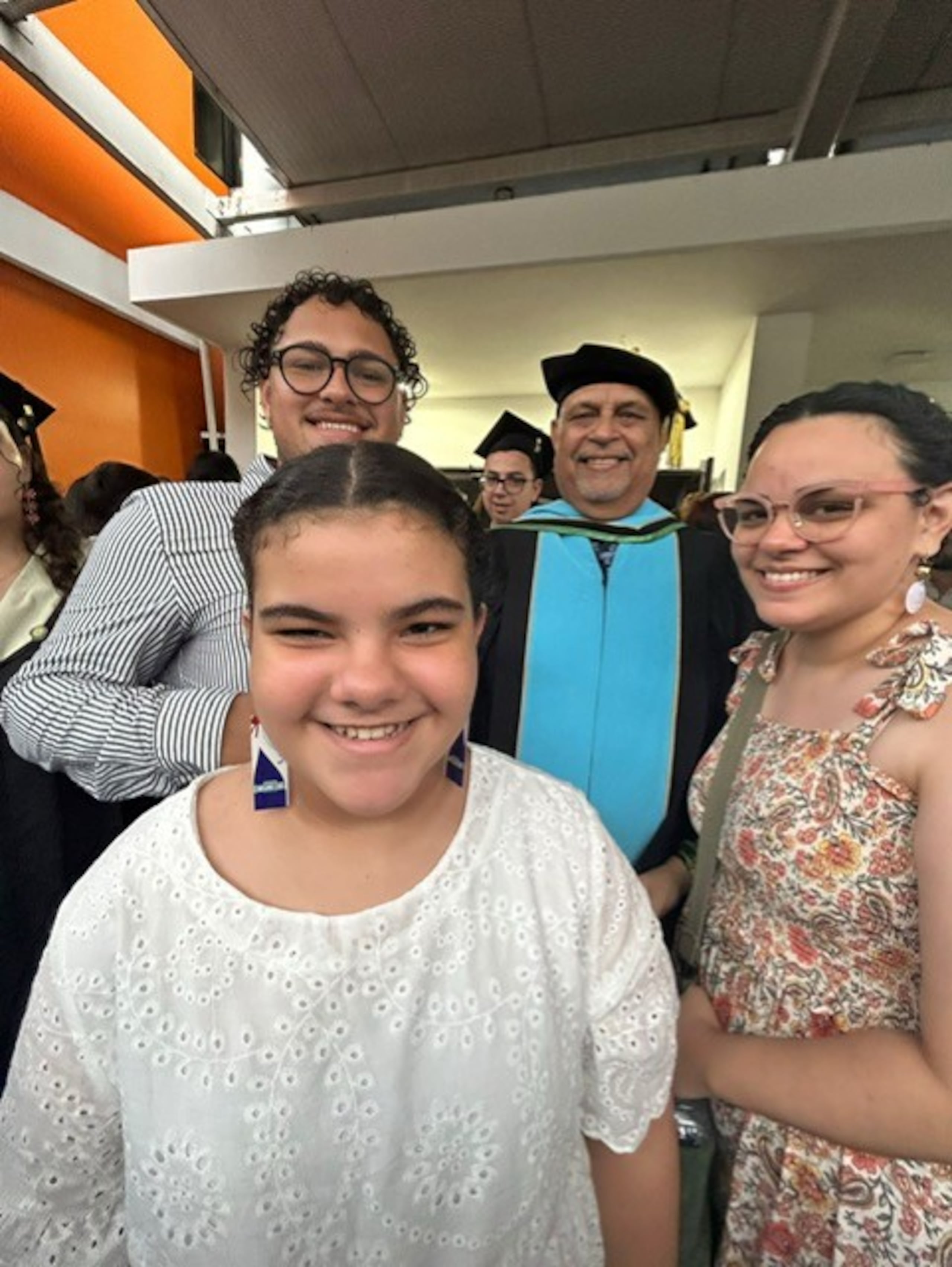 Carlos Juan Feliciano Acosta junto a dos de sus hijos, Carlos y Carla y su nieta Sayanis.