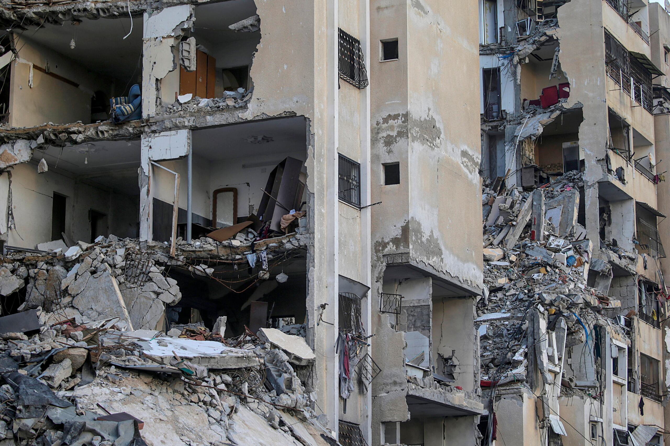 Un edificio residencial en el campo de refugiados de Al Nuseirat, en la Franja de Gaza, el 18 de enero de 2024. (EFE/EPA/MOHAMMED SABER)