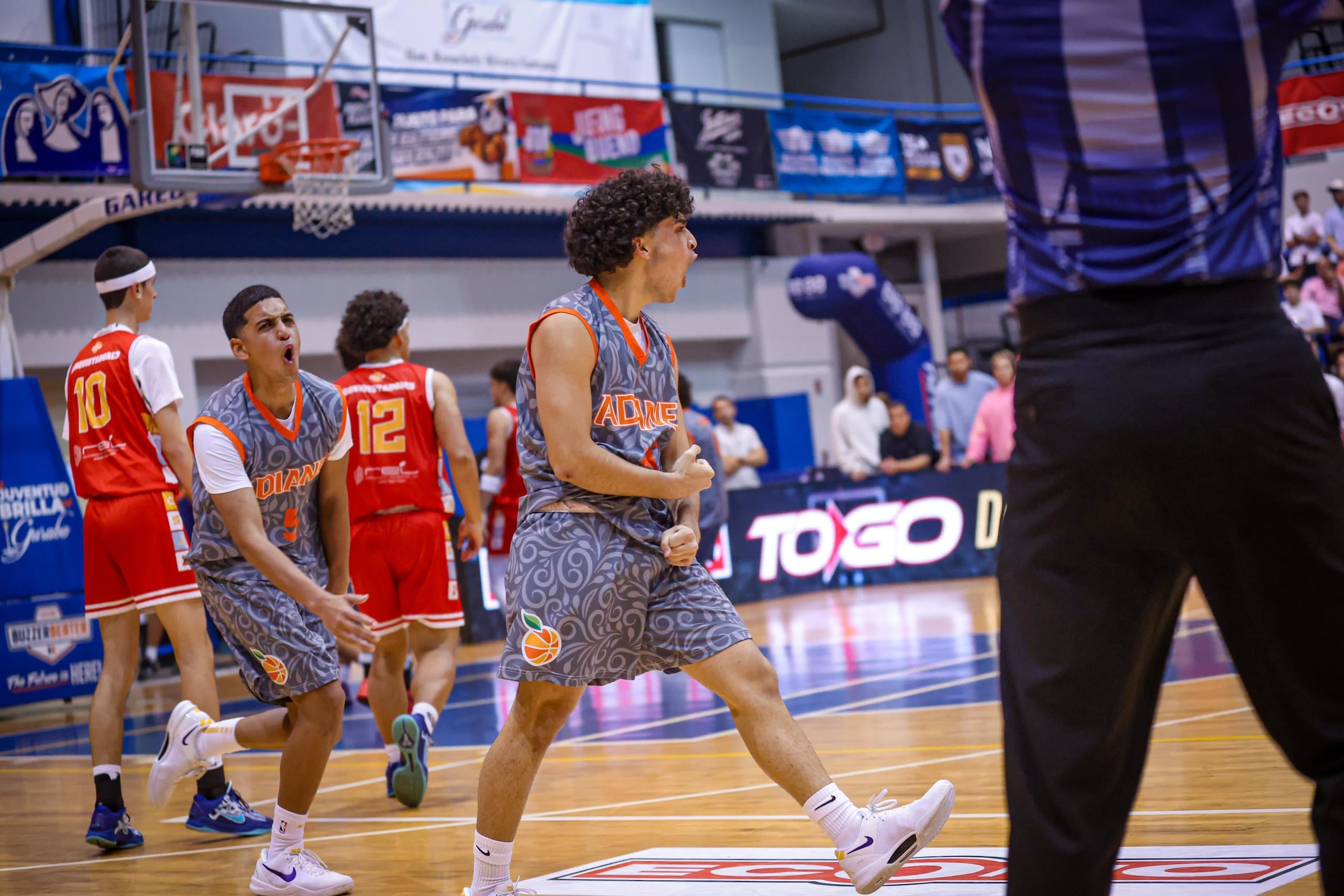 El Colegio Adianez es uno de los equipos que avanzó al "Sweet 16" del Top Ranked Buzzer Beater.
