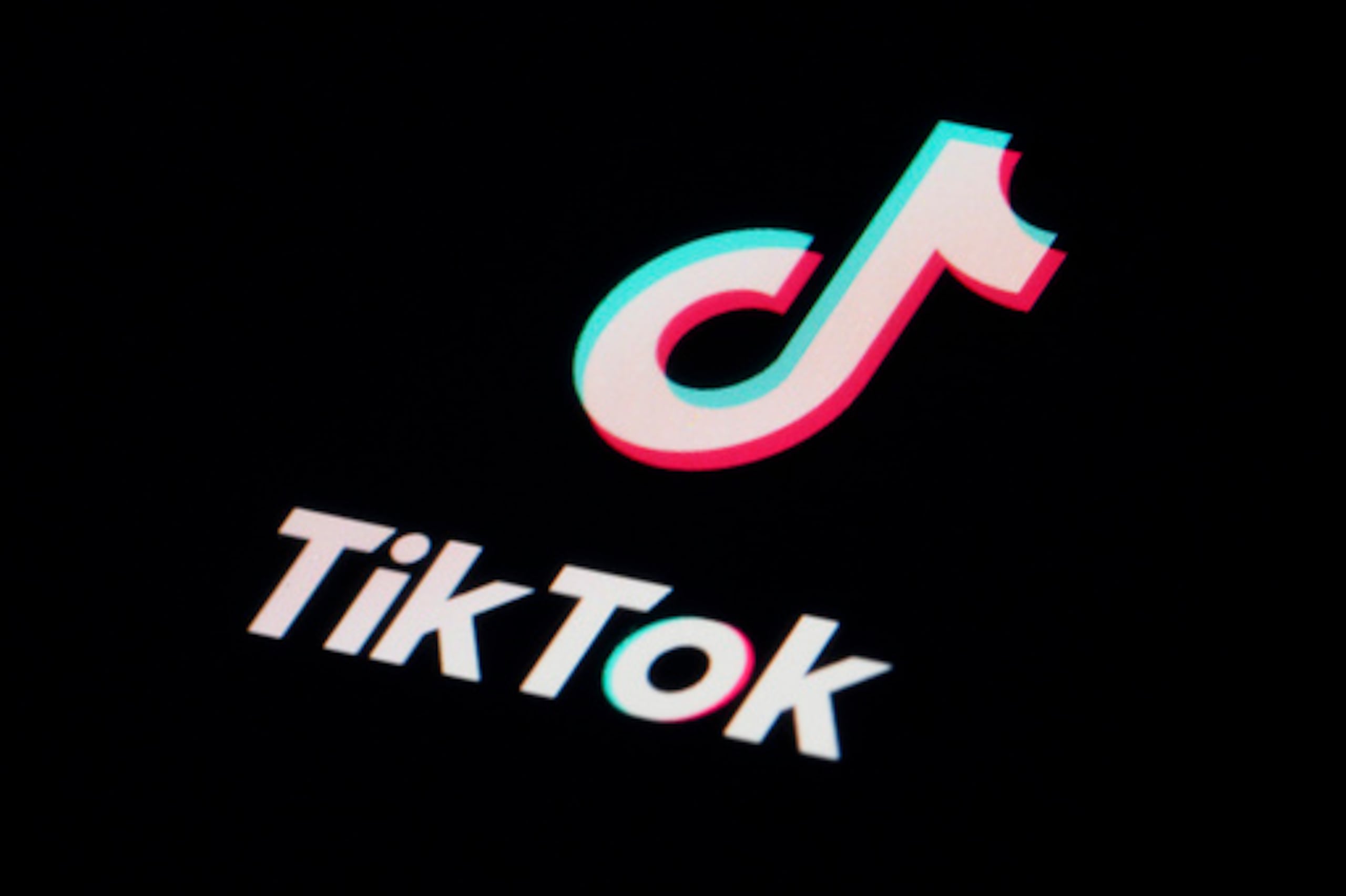 ARCHIVO - El icono de la aplicación para compartir vídeos TikTok aparece en un smartphone en Marple Township, Pensilvania, el 28 de febrero de 2023. (AP Photo/Matt Slocum, Archivo)