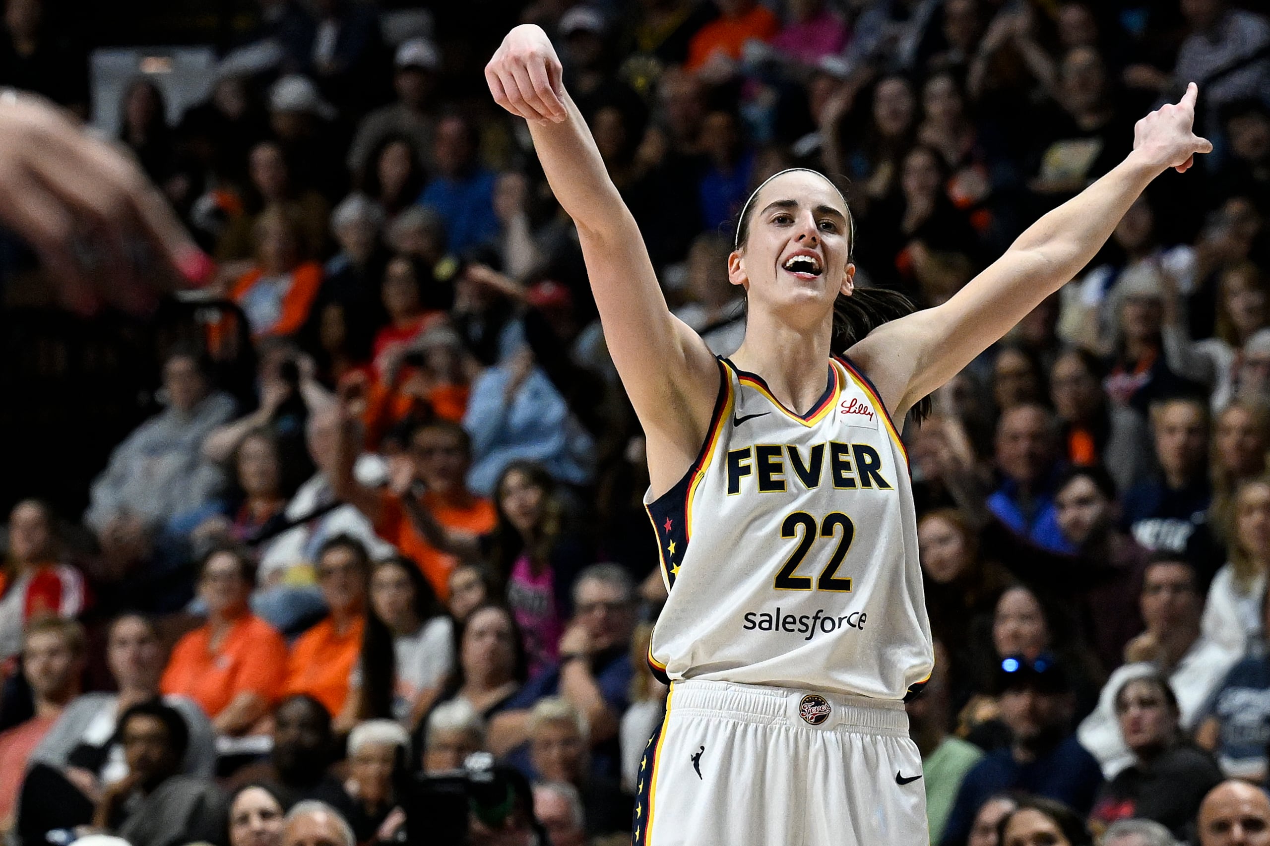 Caitlin Clark, base del Fever de Indiana, festeja tras atinar un triple ante el Sun de Connecticut.