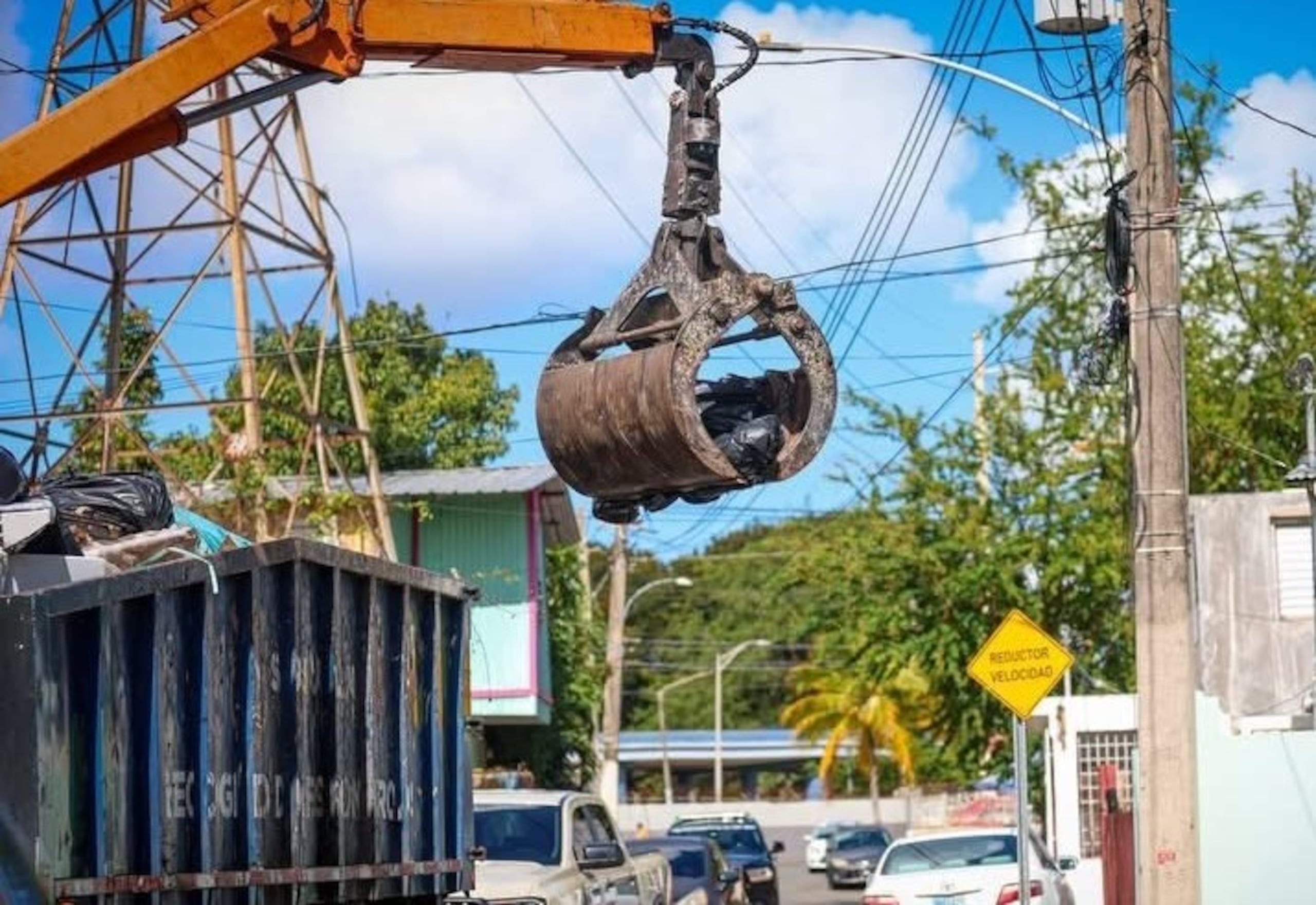 Desde hoy, brigadas municipales comenzaron labores de limpieza de áreas verdes, recogido de escombros y evaluación de vehículos inservibles o abandonados y otras.