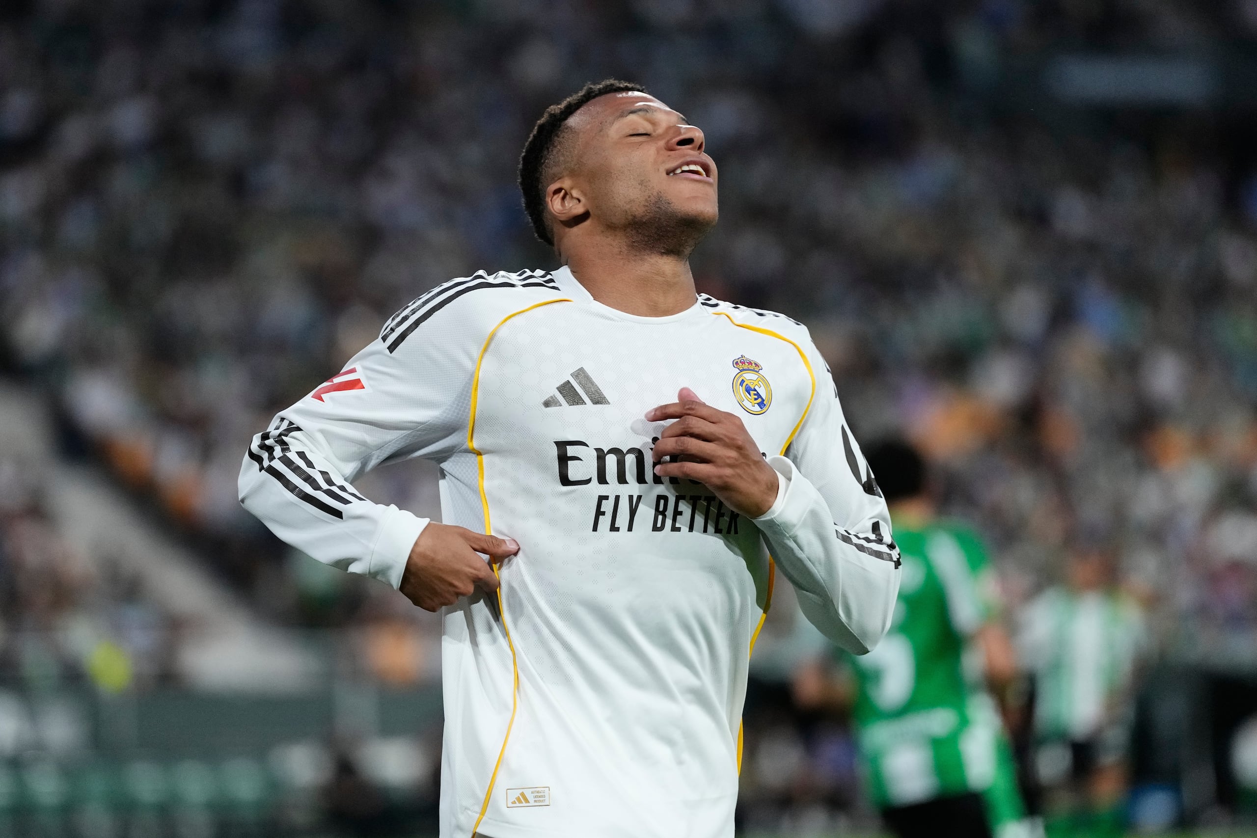 Kylian Mbappé del Real Madrid durante el partido contra Real Betis en la Liga española, el viernes 24 de abril de 2026, en Sevilla. (AP Foto/José Bretón)