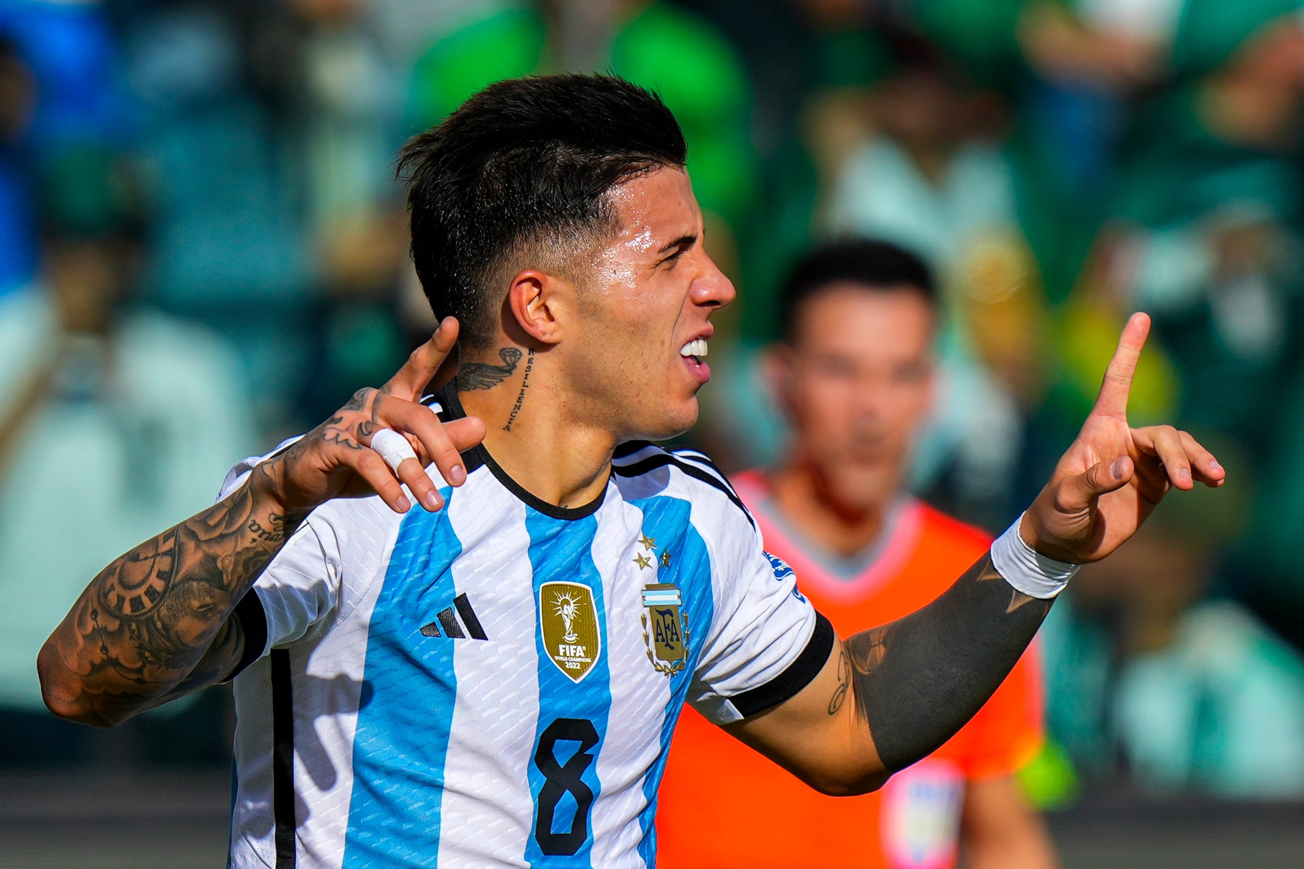 Enzo Fernández celebra tras anotar el primer gol de Argentina ante Bolivia durante el partido por las eliminatorias del Mundial, el martes 12 de septiembre de 2023, en La Paz.