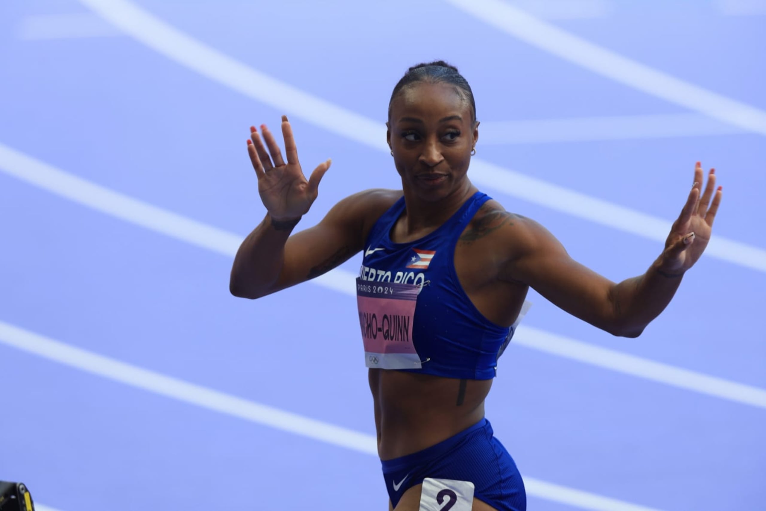 Jasmine Camacho Quinn saluda al finalizar la ronda preliminar de su evento.