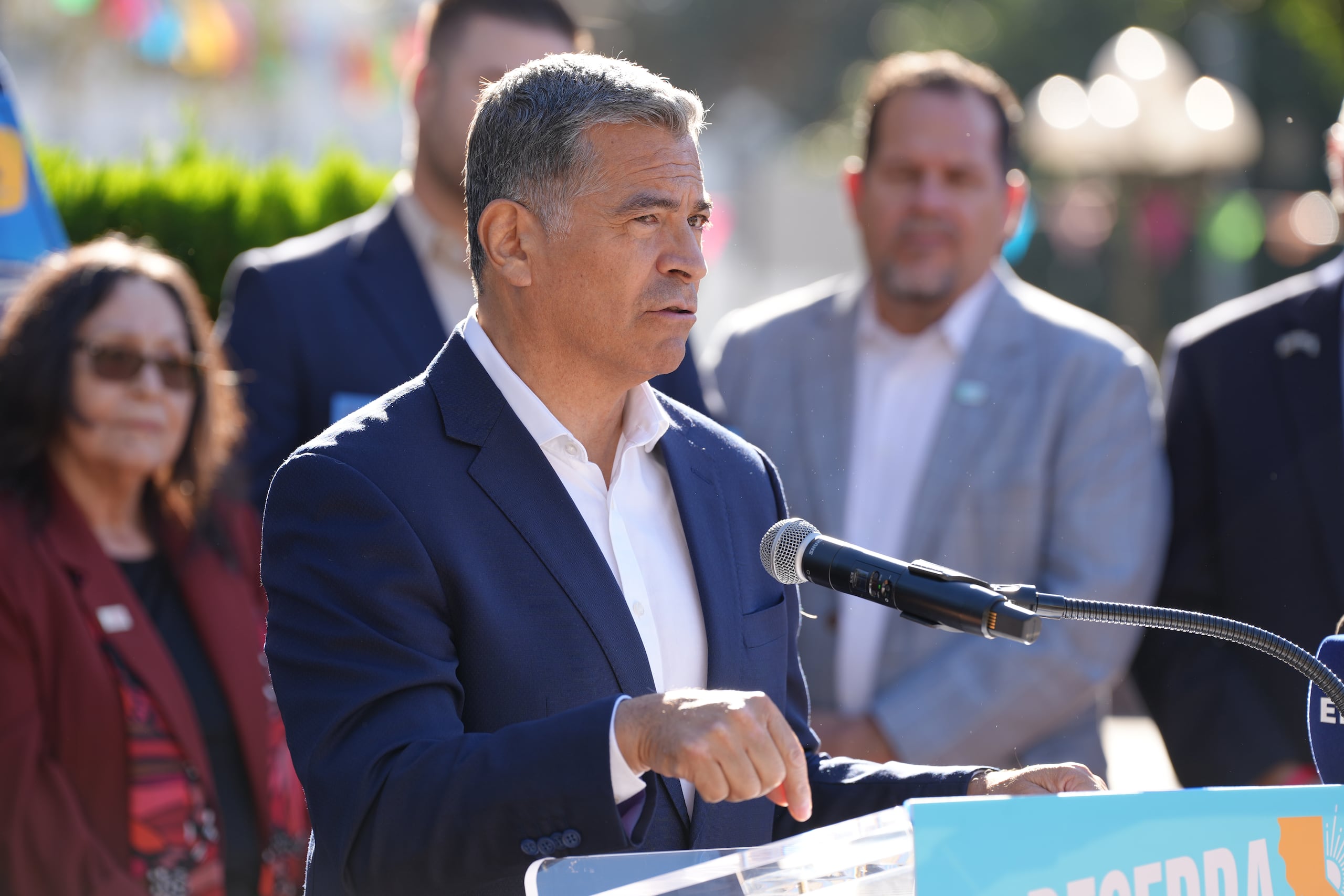 El candidato demócrata que encabeza las encuestas en la contienda por la Gobernación de California, Xavier Becerra, habla durante una entrevista con EFE el 15 de octubre de 2026, en Los Ángeles (Estados Unidos). EFE/ Omar Alonso