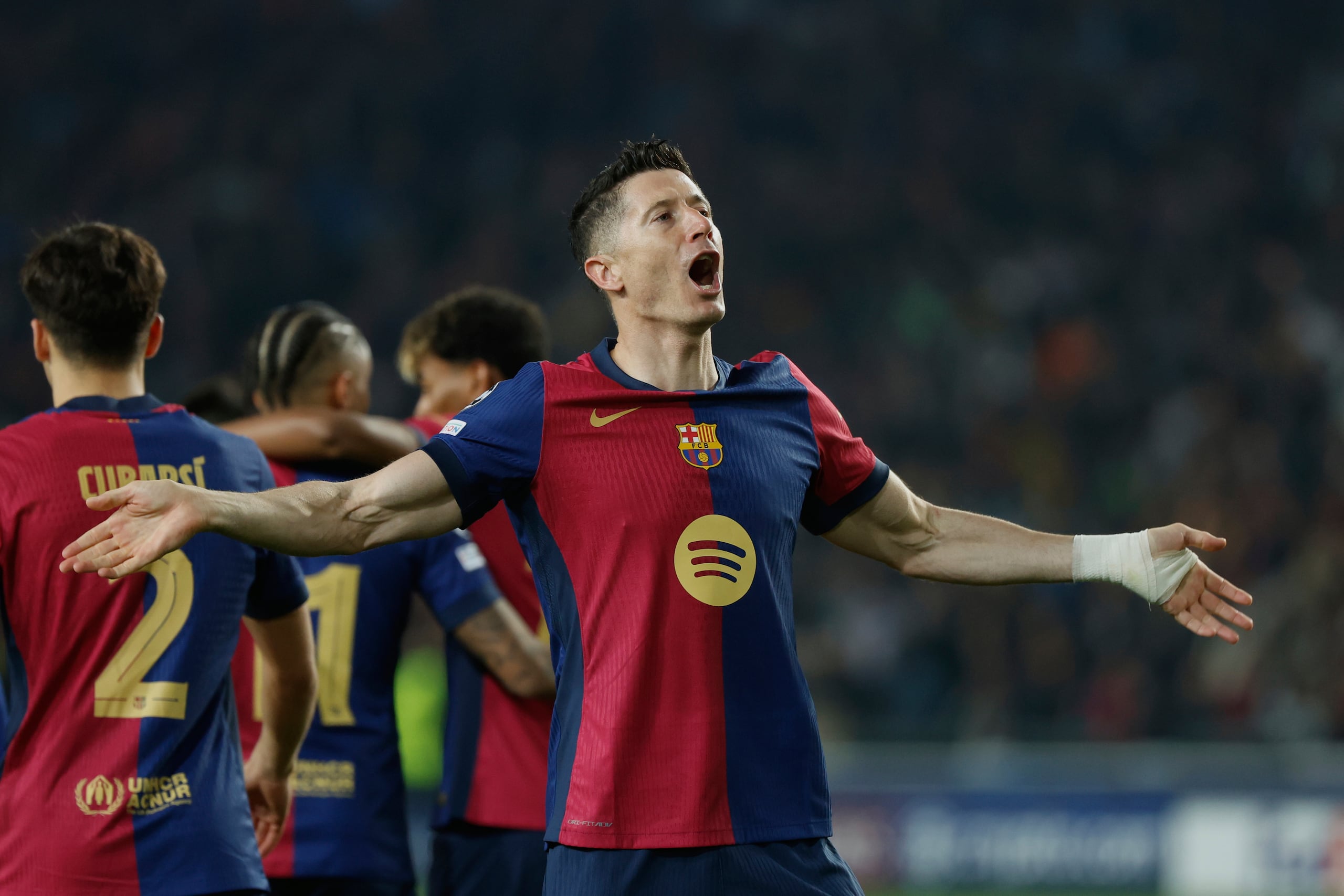 Robert Lewandowski del Barcelona celebra tras anotar el segundo gol de su equipo en el partido.