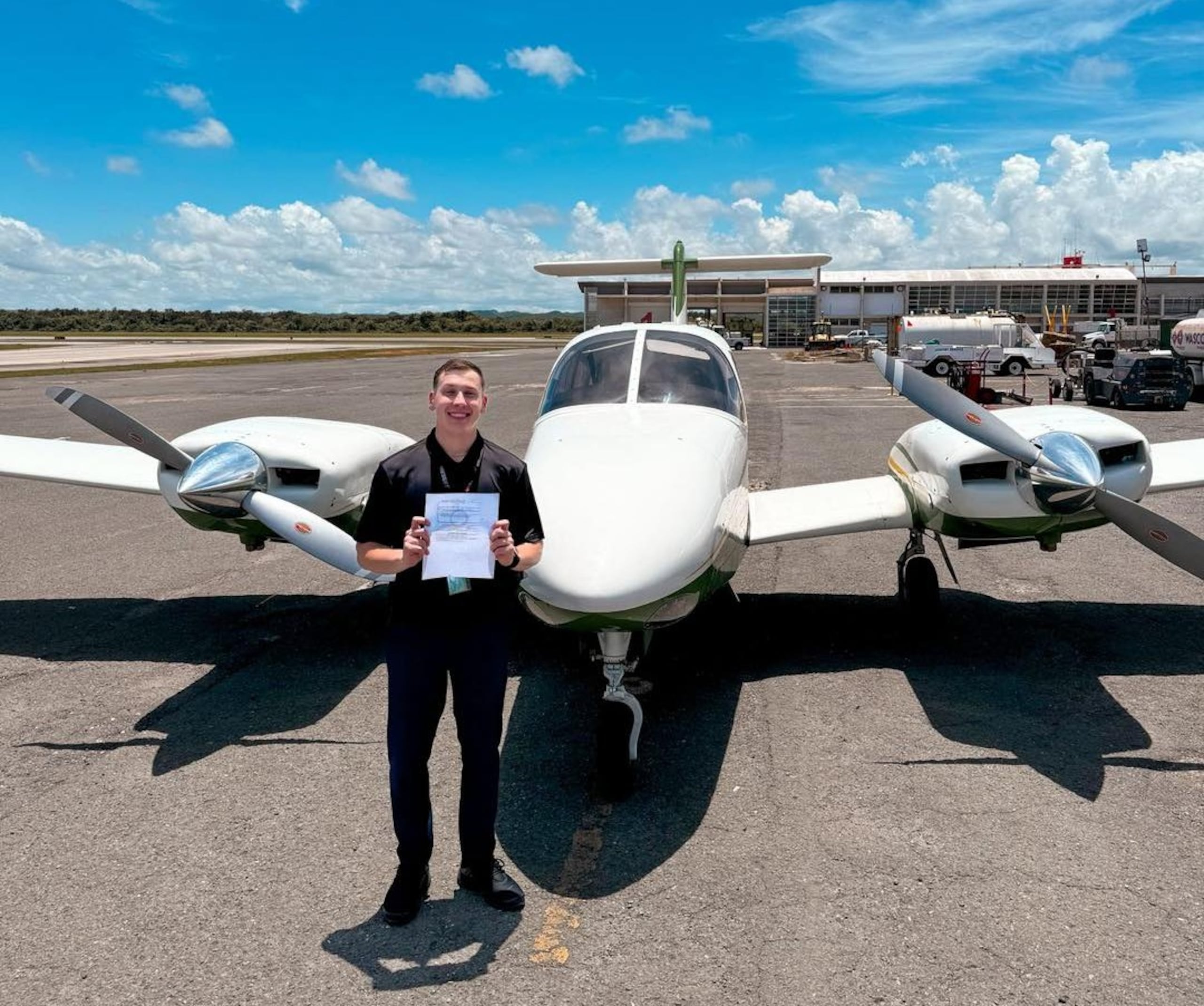 Carlos Rohwel Ramos Pagán era egresado de Gerencia de Aviación de la Inter Bayamón y cursaba un segundo bachillerato en Piloto Profesional; además, estaba certificado como instructor de vuelo.