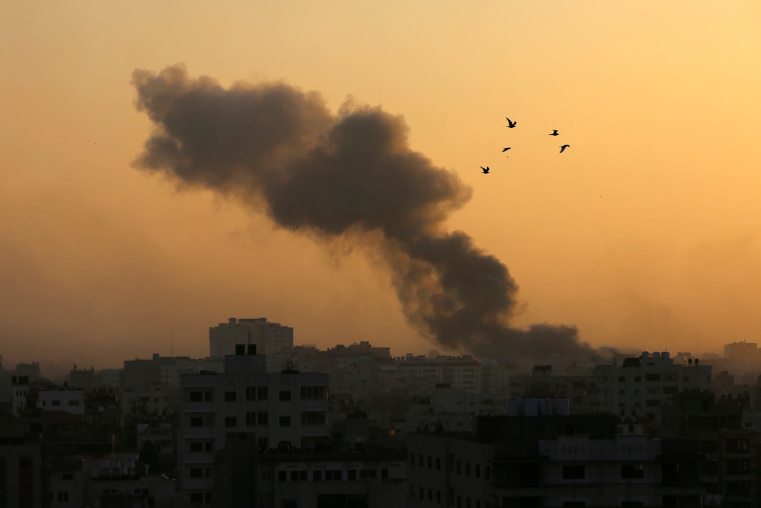 El domingo por la mañana, los ataques aéreos golpearon el campo de refugiados de Maghazi en el centro de Gaza, mataron al menos a 40 personas e hirieron a 34 más, según el Ministerio de Salud.