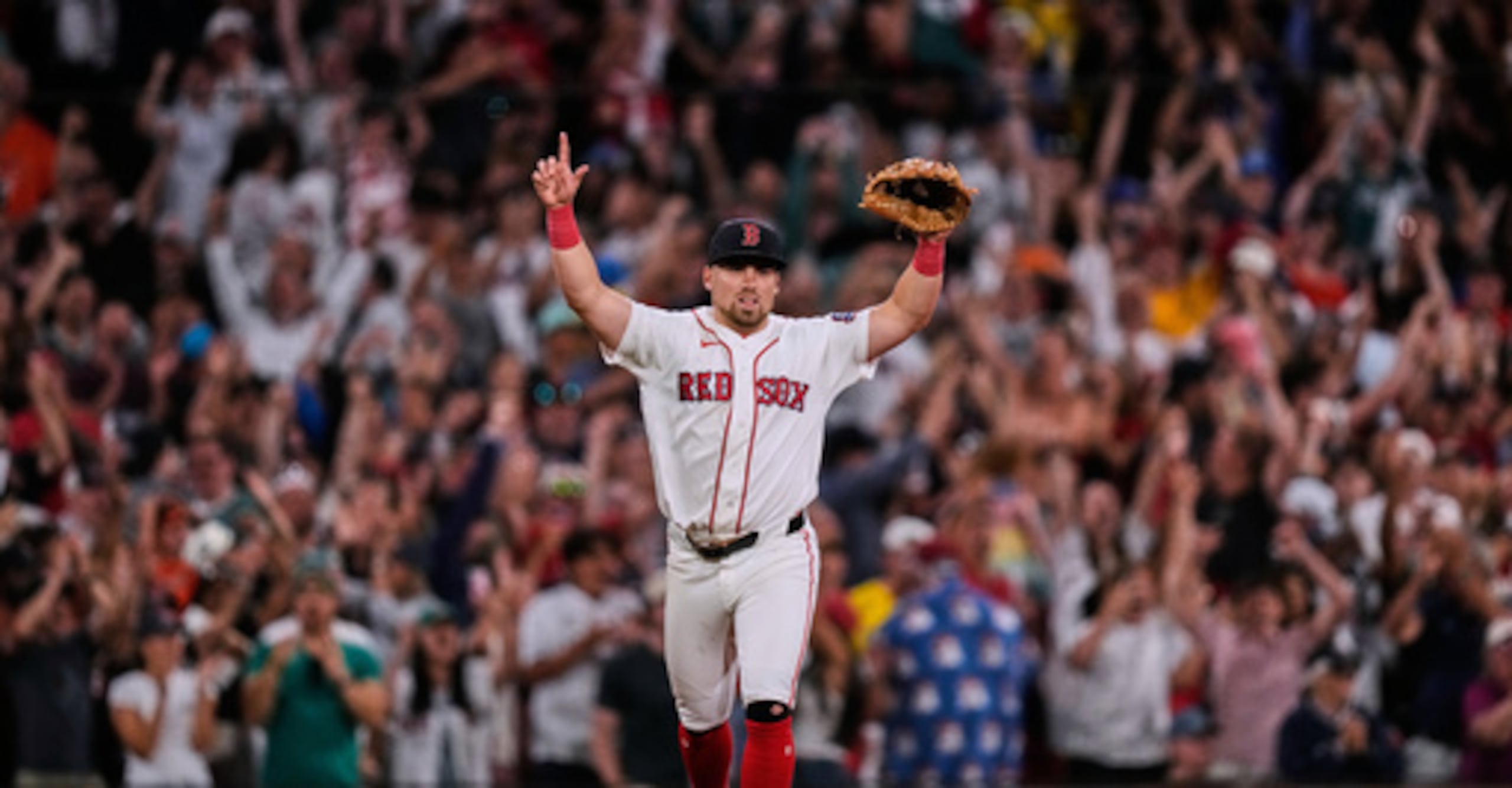 Caleb Durbin, de los Boston Red Sox, celebra tras la victoria de su equipo sobre los Baltimore Orioles en el partido de béisbol de las Grandes Ligas, el lunes 20 de julio de 2026, en Boston. (Foto AP/Charles Krupa)
