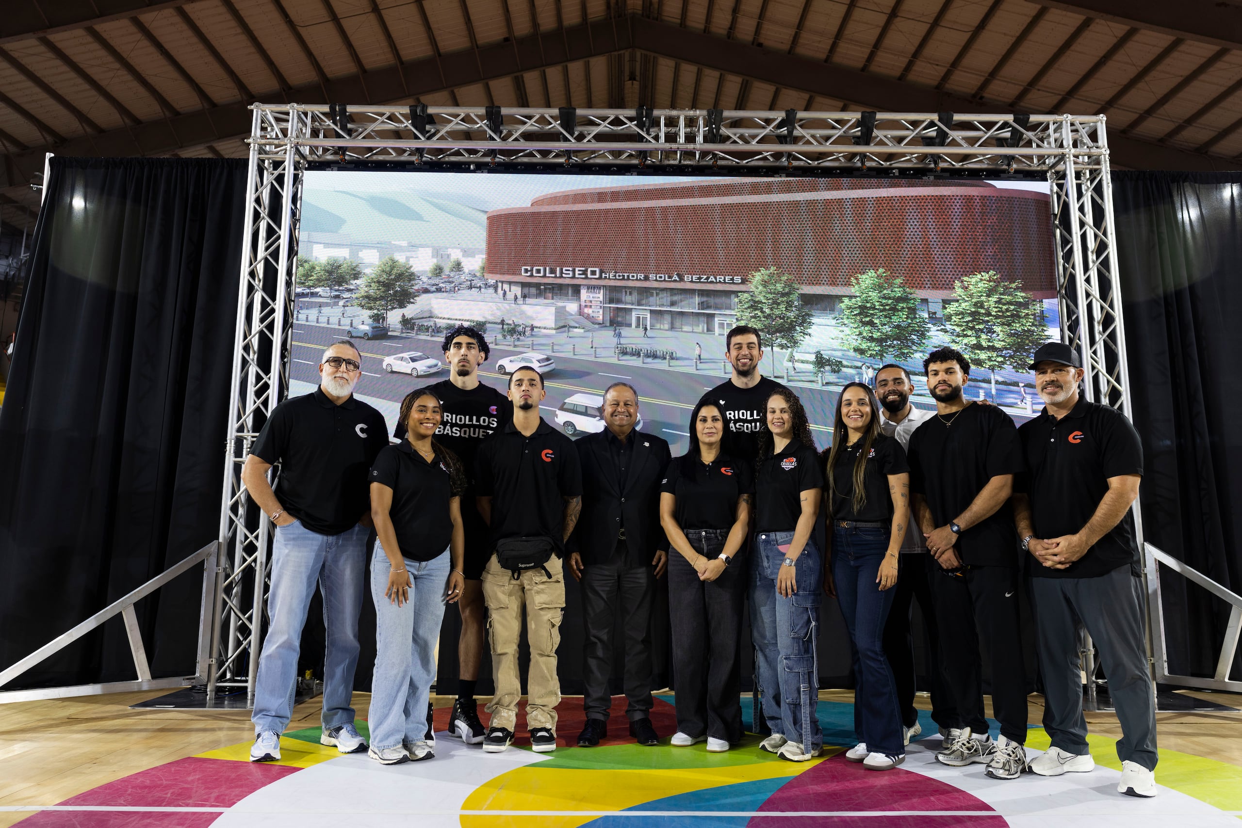 A la conferencia de prensa asistieron algunos miembros de los equipos de baloncesto y voleibol de Caguas.