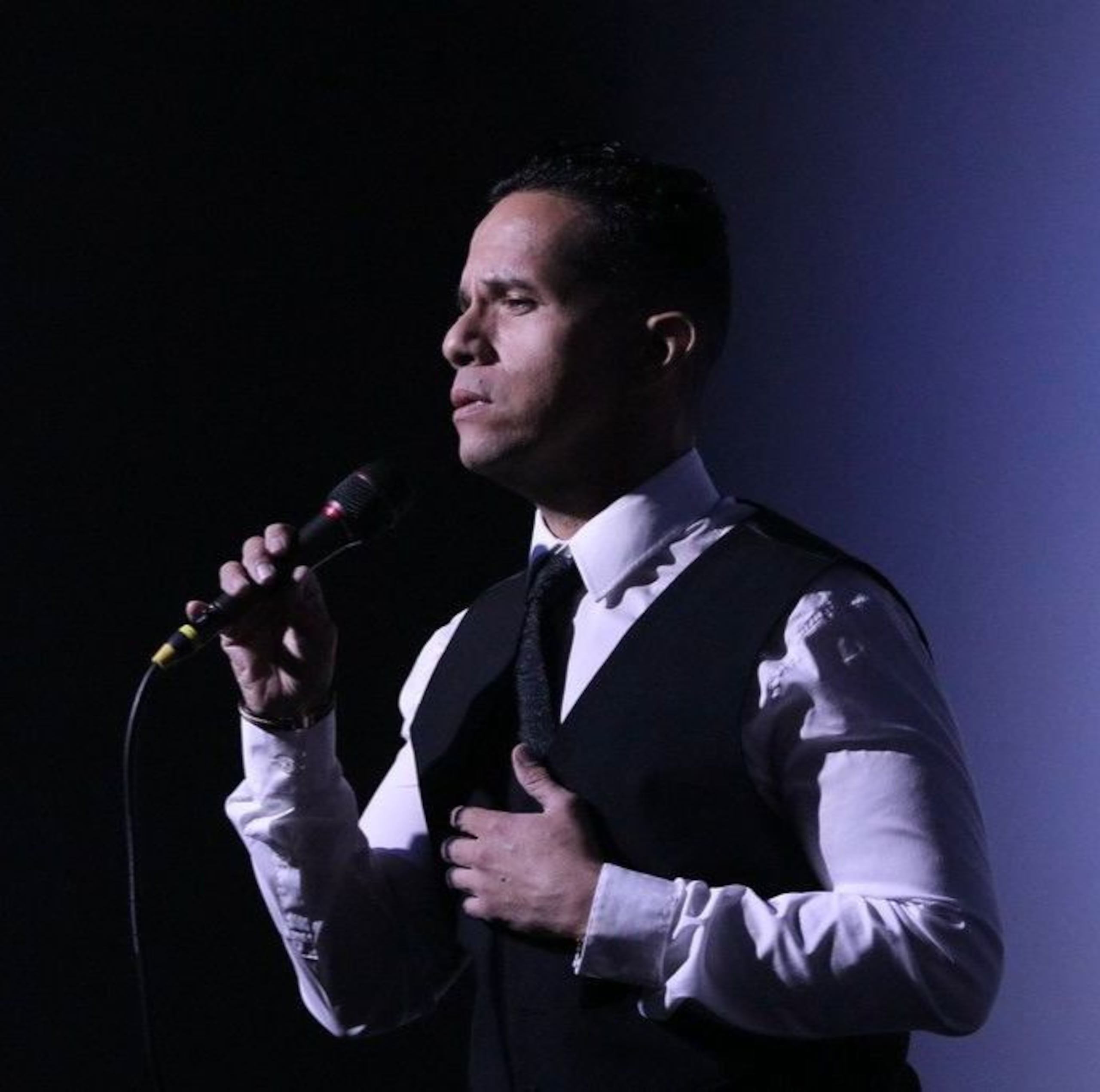 Fabían Robles vuelve al café teatro del Bellas Artes Caguas para homenajear a las madres con canciones destacadas de la música popular puertorriqueña.