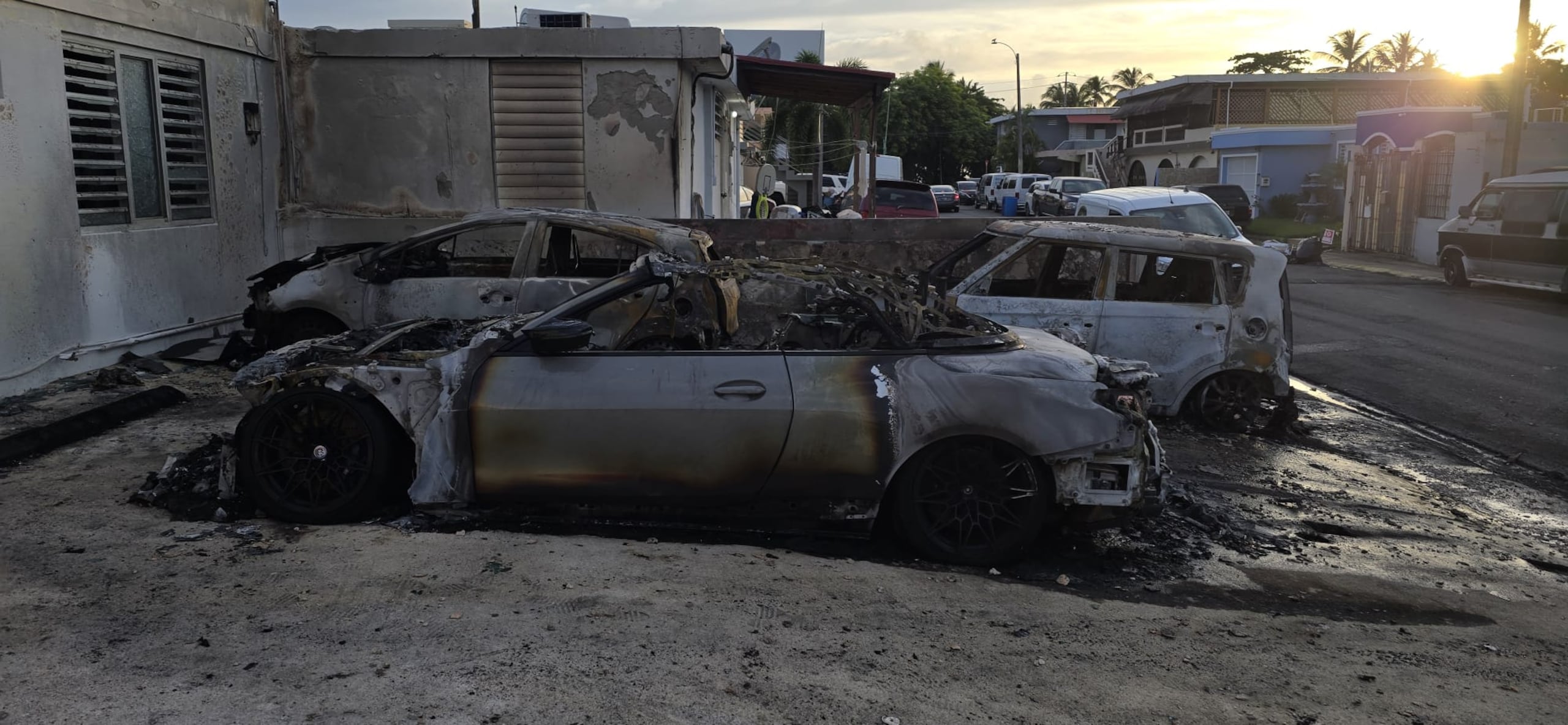 Un fuego intenciona dejó el saldo de tres vehículos quemados en su totalidad en la calle Paseo Aurea de la Segunda Sección de la urbanización Levittown, en Toa Baja.