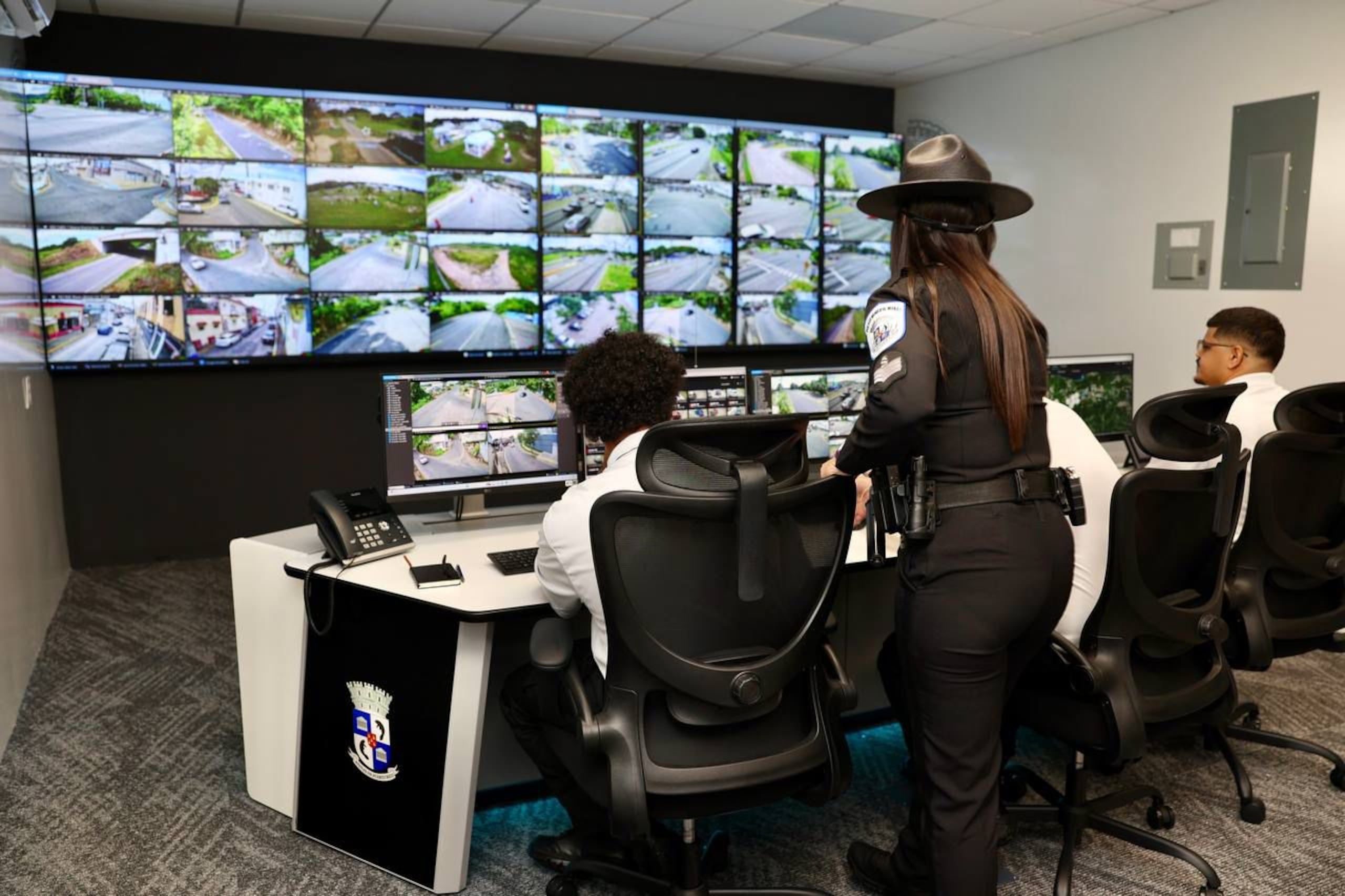 El sistema cuenta con 120 cámaras de vigilancia, 27 de estas con sistema de lectura de tablillas (LPR) una de reconocimiento facial y 92 cámaras con sensores inteligentes y análisis en tiempo real.