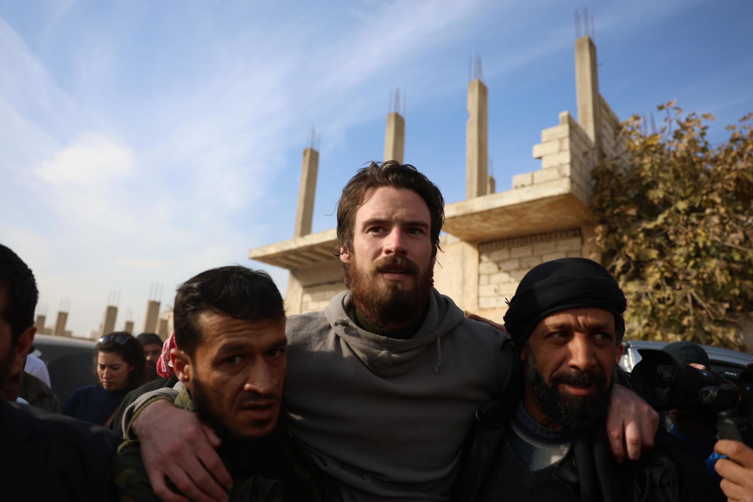 Fuerzas de la oposición siria ayudan al ciudadano estadounidense Travis Timmerman, quien fue encontrado por residentes en el pueblo de Dhiyabiya, al sur de la capital siria, Damasco, el 12 de diciembre de 2024.