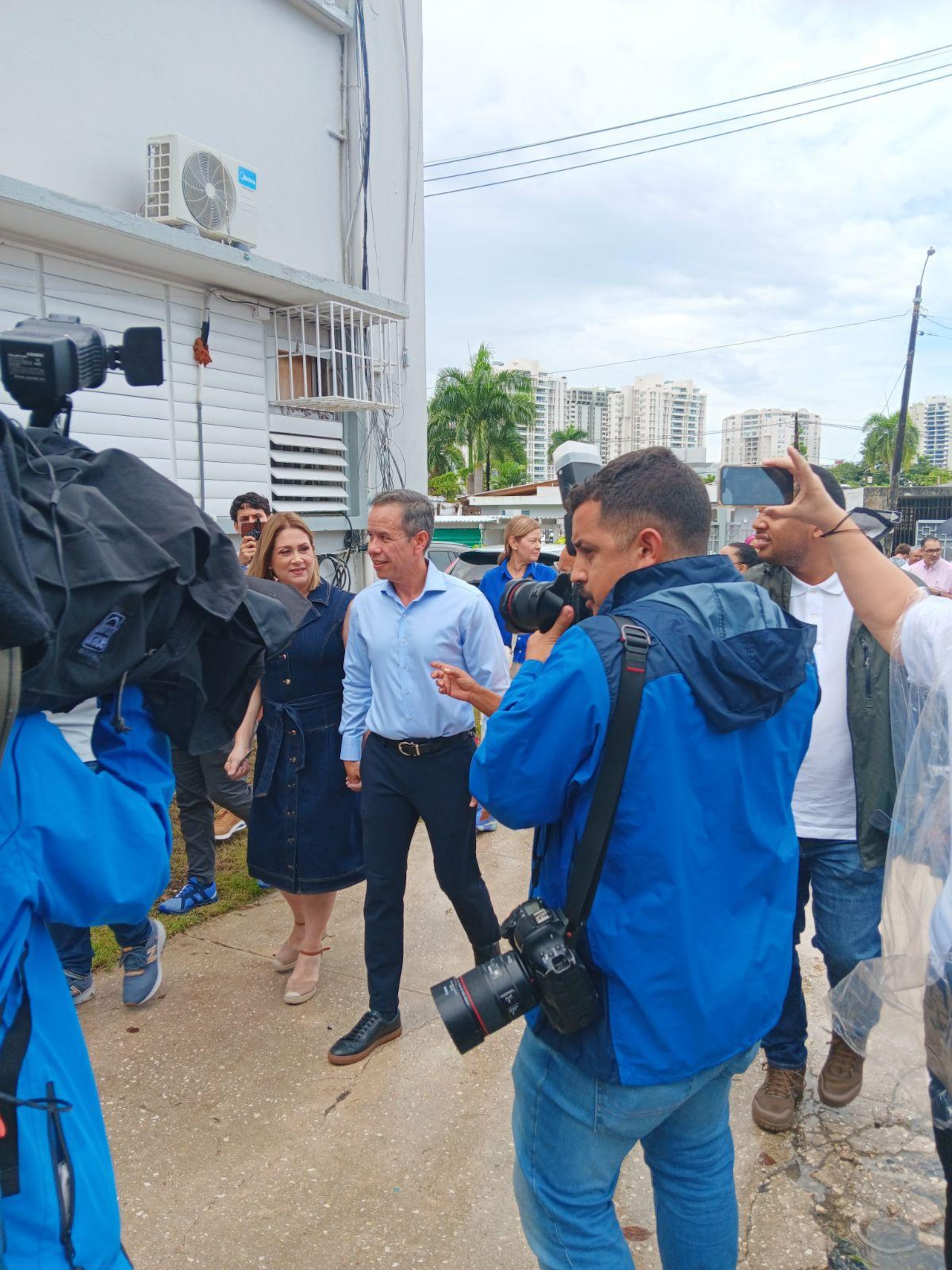 Miguel Romero acude a votar, junto a su esposa Maritere González.