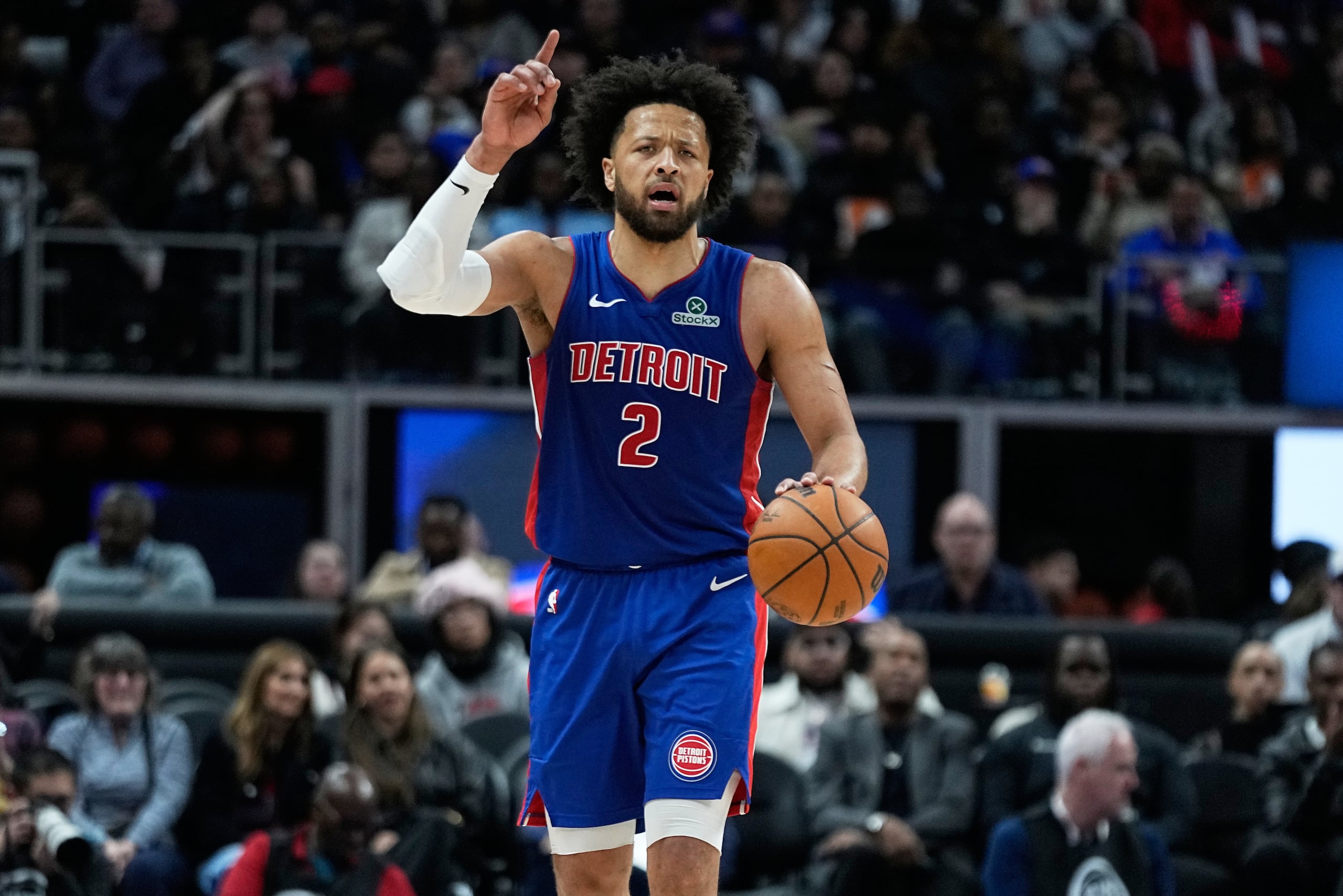 El base de los Pistons de Detroit Cade Cunningham hace un gesto en el encuentro ante los Knicks de Nueva York el lunes 5 de enero del 2026. (AP Foto/Ryan Sun)