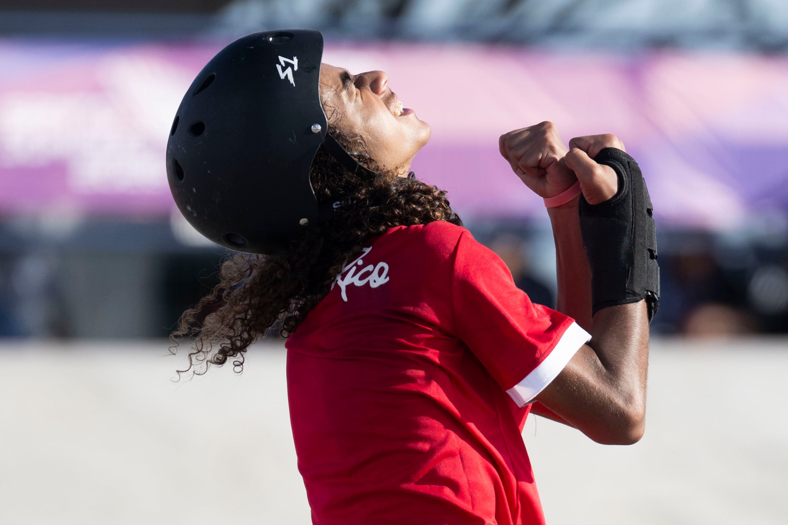 Gabriel Lavallee celebra luego de su desempeño en skate street masculino.