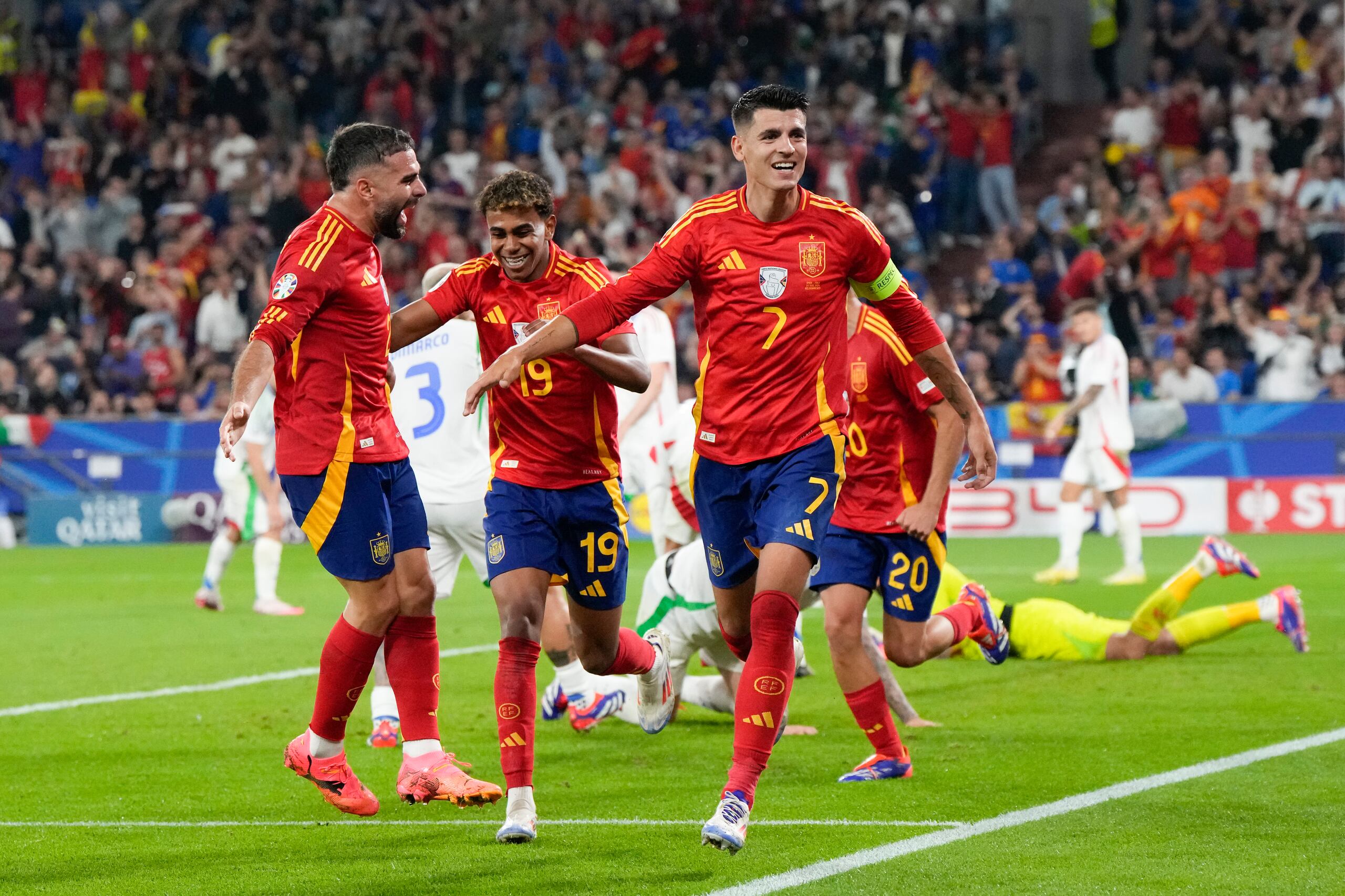 Alvaro Morata (7) Lamine Yamal (19) y Dani Carvajal, izquierda, celebran el autogol del italiano Riccardo Calafiori en la fase de grupos de la Eurocopa.