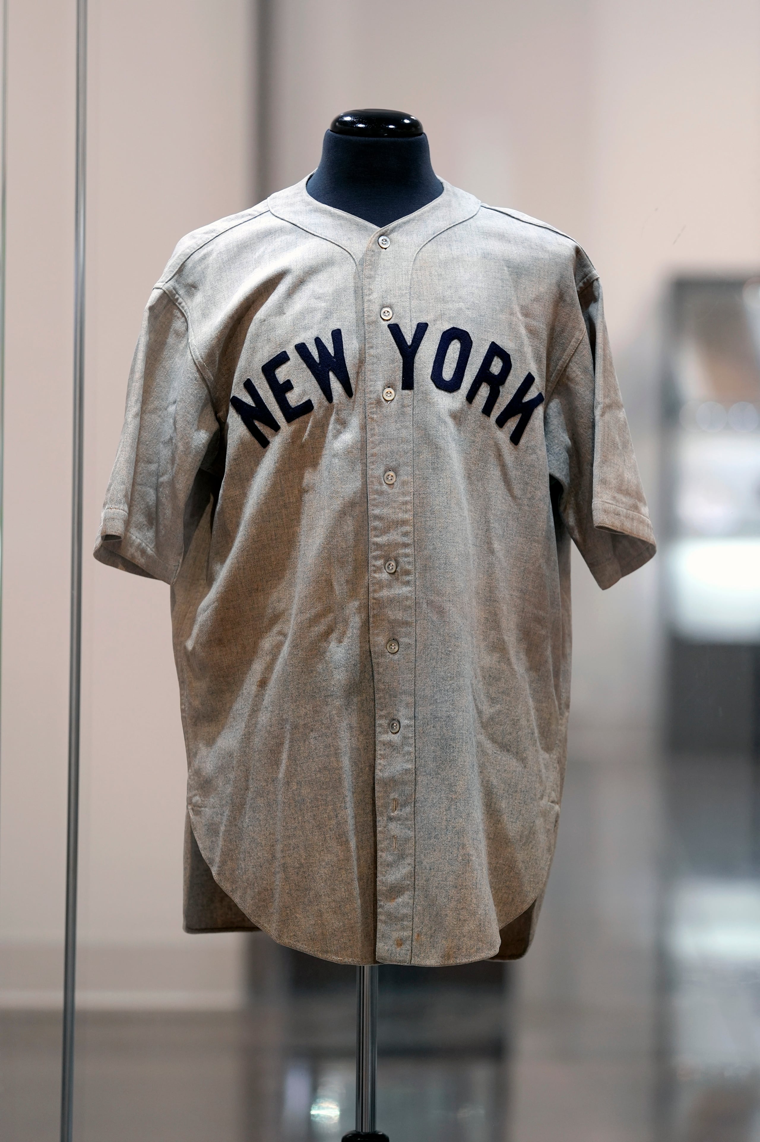 La camisa de Babe Ruth usada en el tercer juego de la Serie Mundial del 1932 ante los Cubs, y con la cual alegadamente hizo una señal al jardín central antes de disparar un jonrón por ese predio, es mostrada aquí.