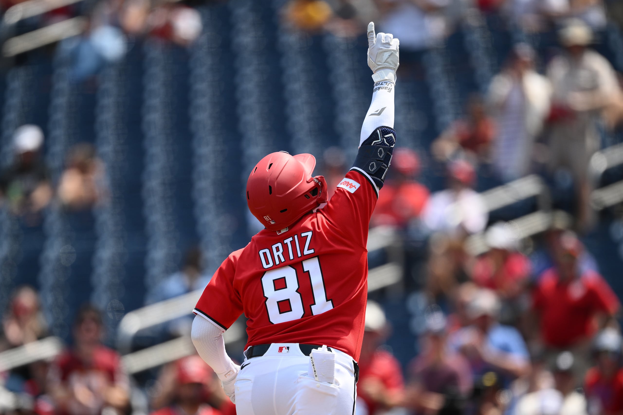 Abimelec Ortiz, de los Nacionales de Washington, celebra su cuadrangular solitario durante la tercera entrada.